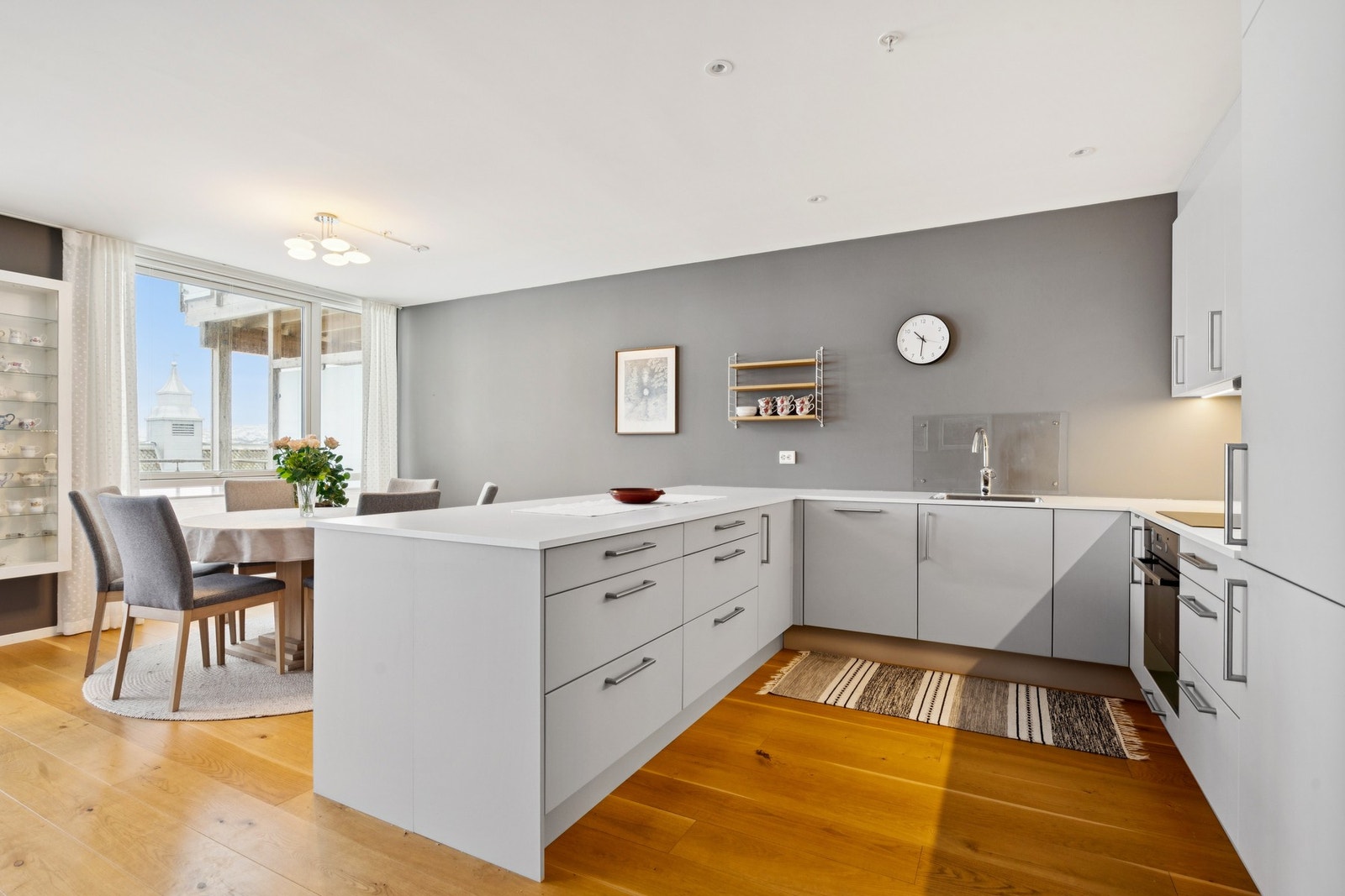 En moderne og arealeffektiv 3-roms leilighet fra 2019 med åpen stue- og kjøkkenløsning. Galleribilde