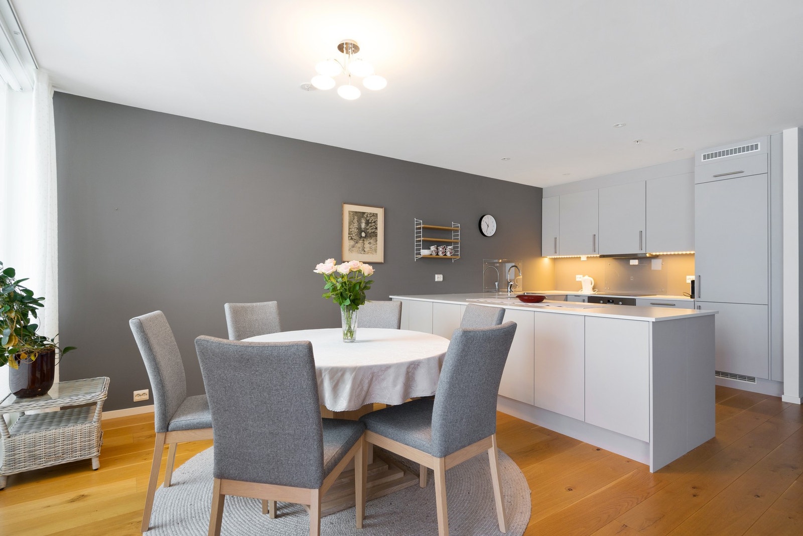 Den åpne løsningen gir god plass til en sosial spiseplass i tilknytning til kjøkkenet. Galleribilde