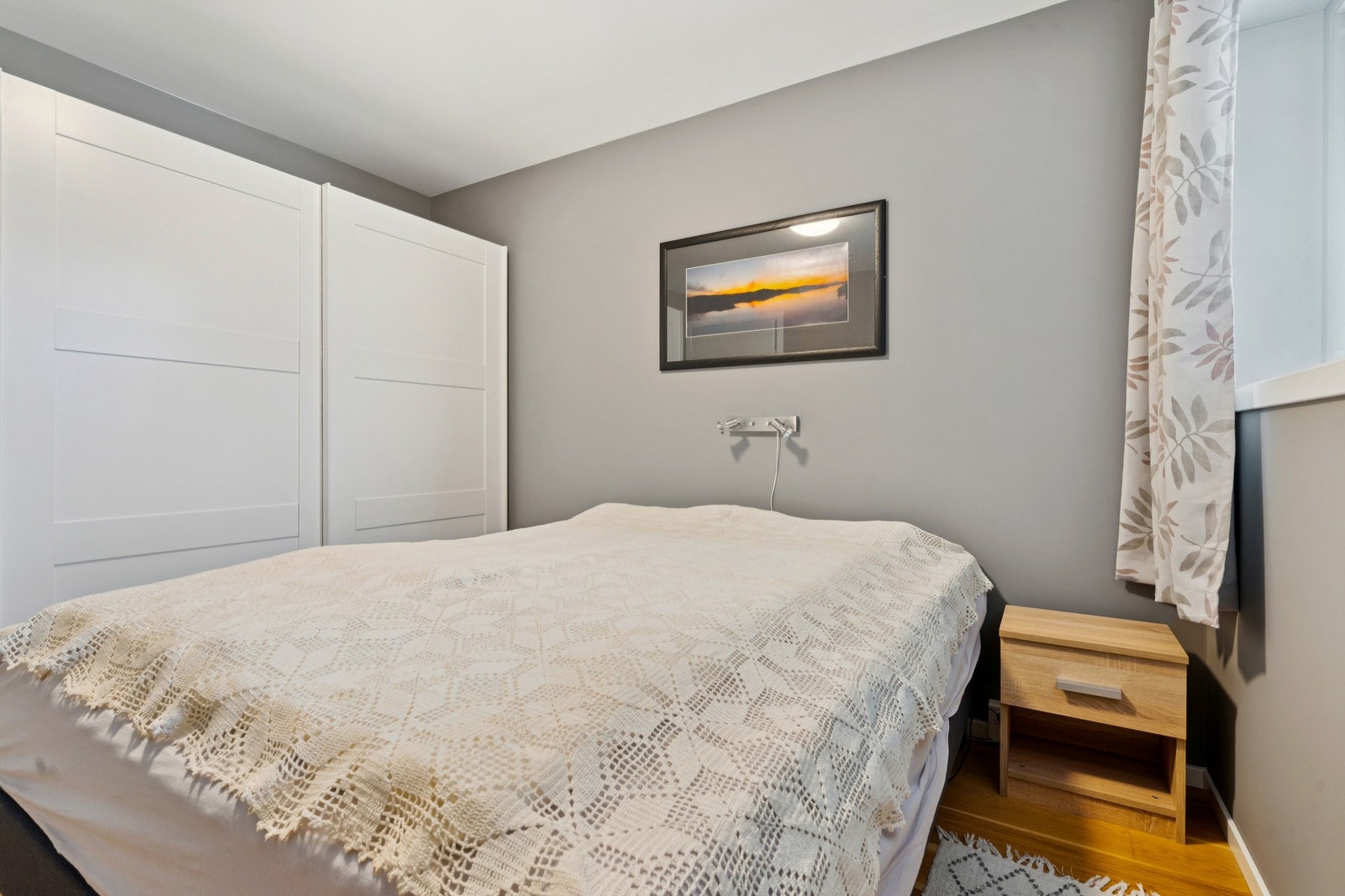 Hovedsoverommet har god plass til dobbeltseng og garderobeløsning. Galleribilde