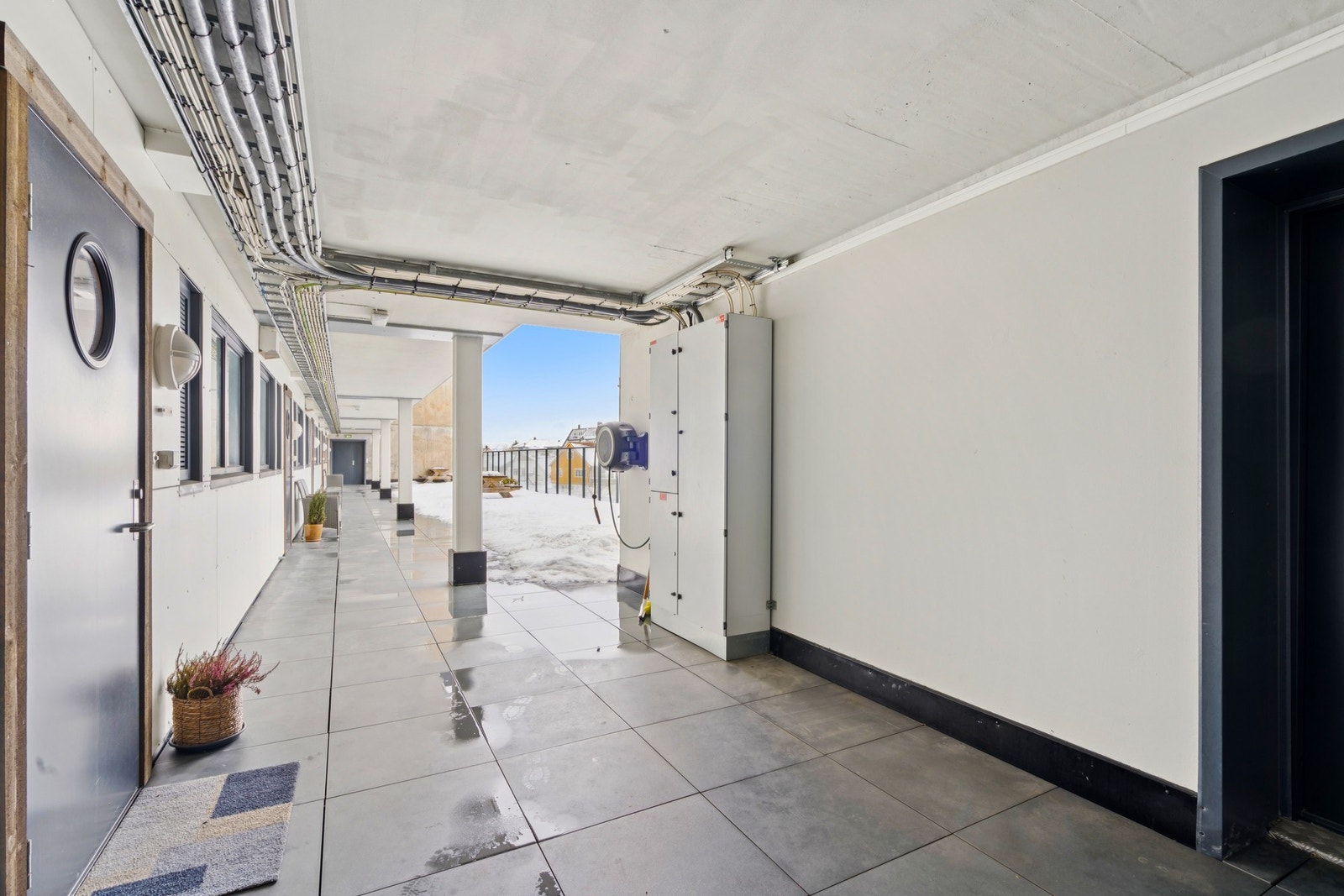 Ytterdøren er brann- og lydklassifisert for ekstra trygghet og komfort. Galleribilde