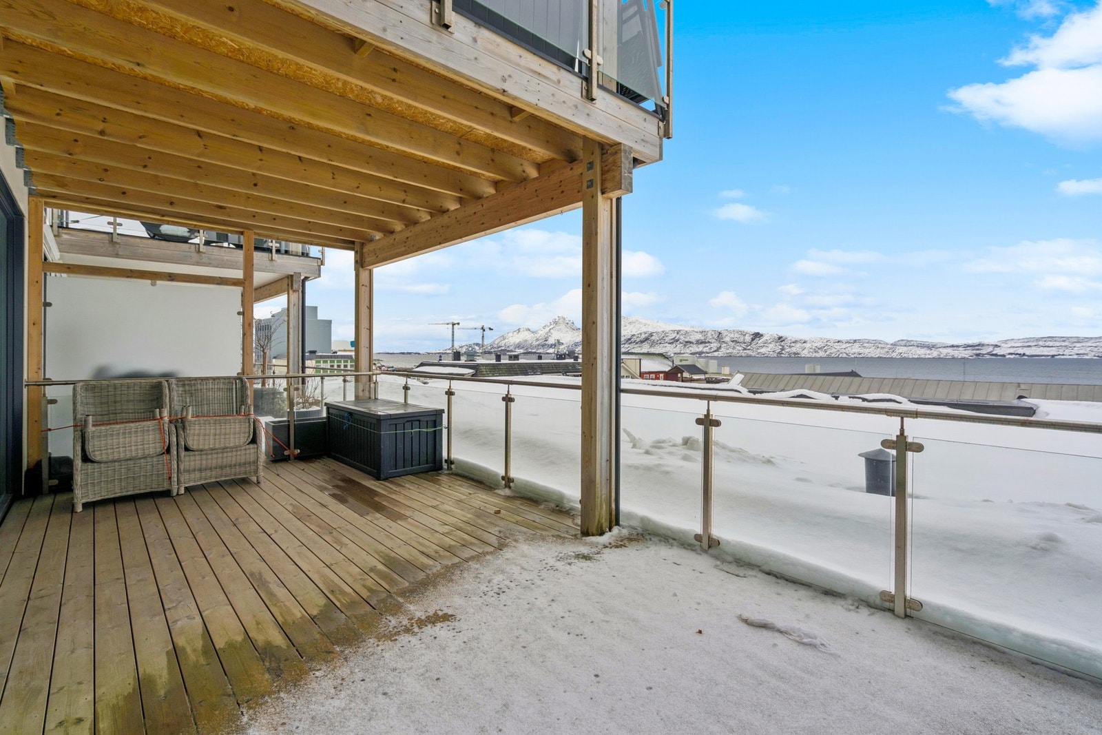 Fra stuen er det utgang til en romslig, nordvestvendt takterrasse på 22 m². Galleribilde