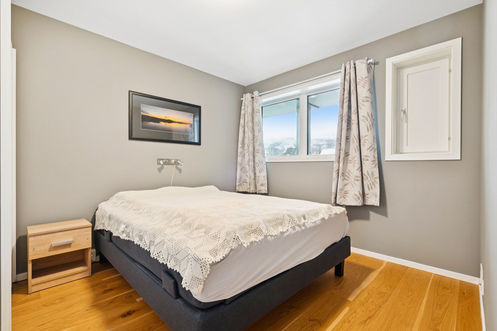 Rommet har et innadslående luftevindu som sikrer god ventilasjon. Galleribilde