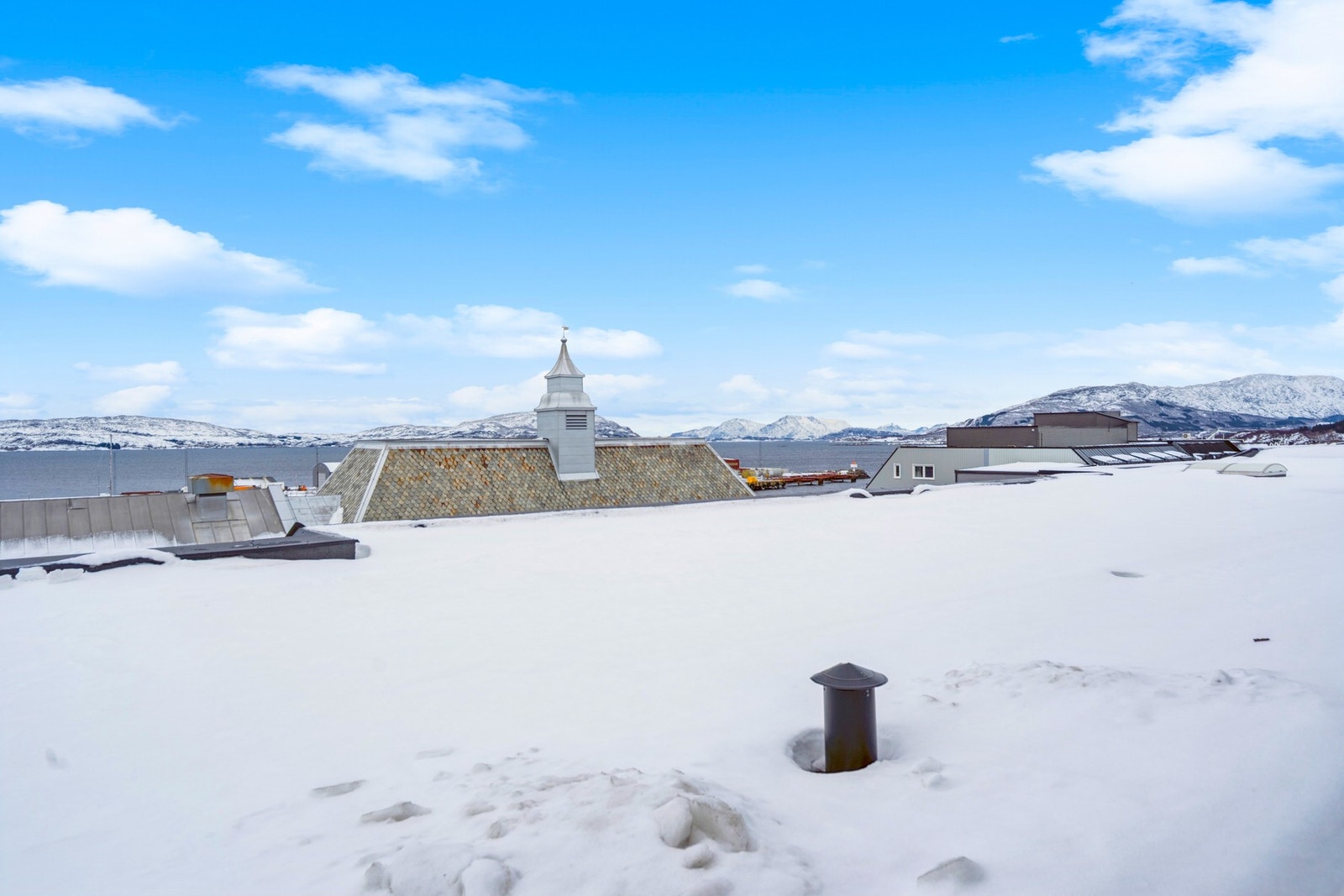 Fra leiligheten har du utsikt mot sentrum og det karakteristiske kirketårnet. Galleribilde
