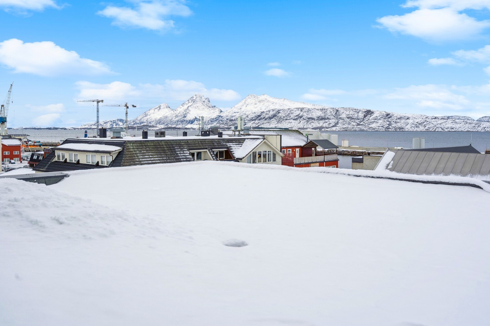 Utsikten strekker seg mot havnen og den kjente fjellkjeden De Syv Søstre. Galleribilde