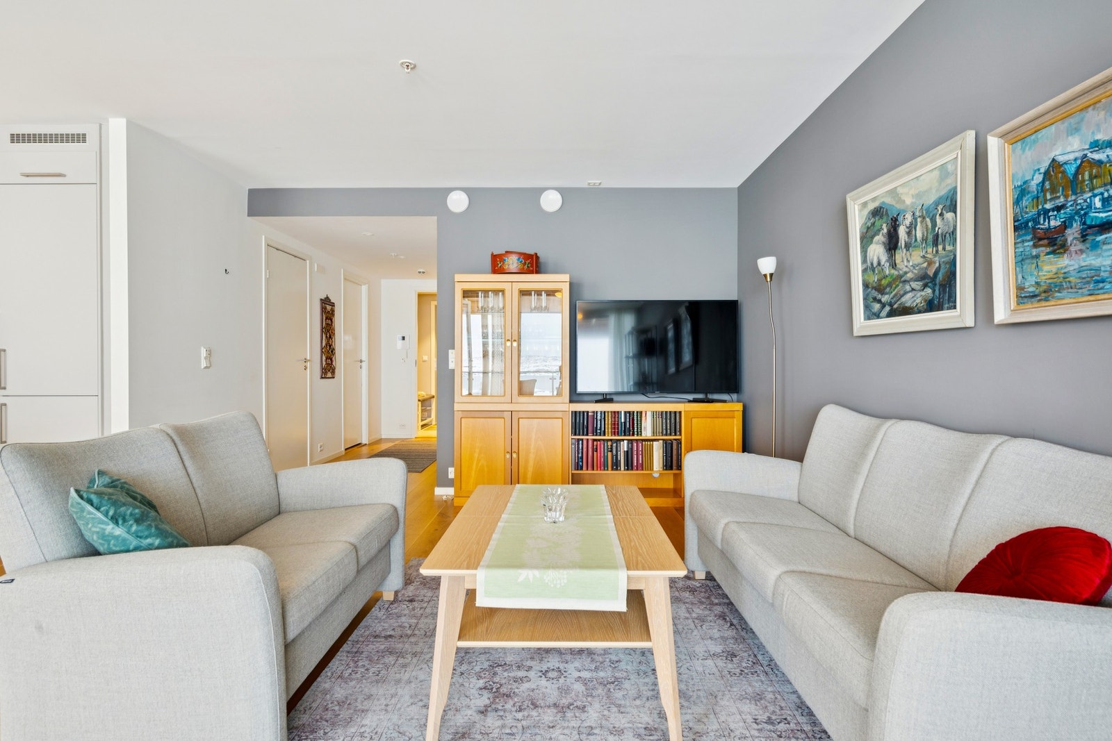 Stuen er et lyst og luftig rom med malte gipsplater på vegger og i tak. Galleribilde