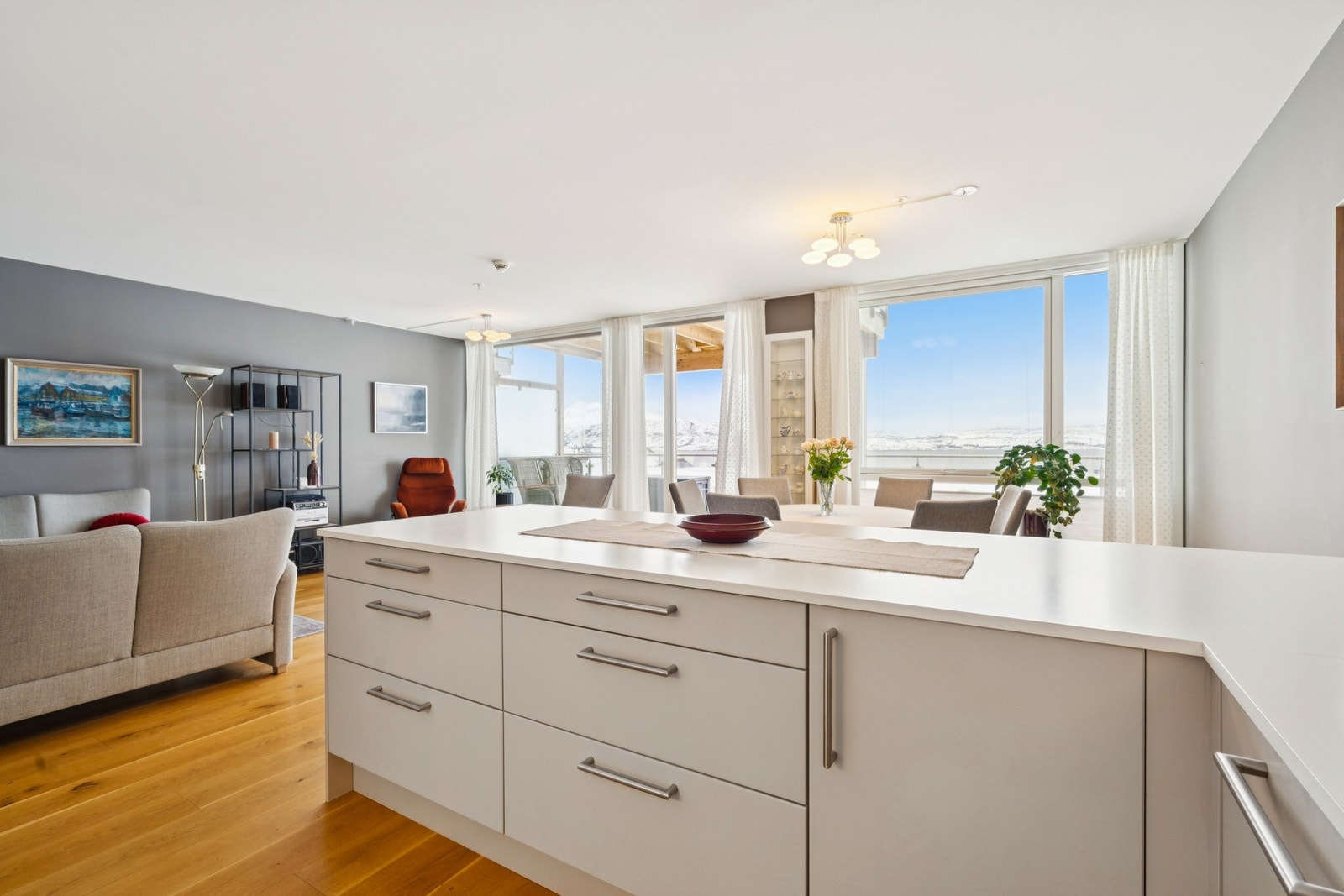 Kjøkkeninnredningen har slette fronter og en praktisk halvøy med ekstra arbeids- og lagringsplass. Galleribilde