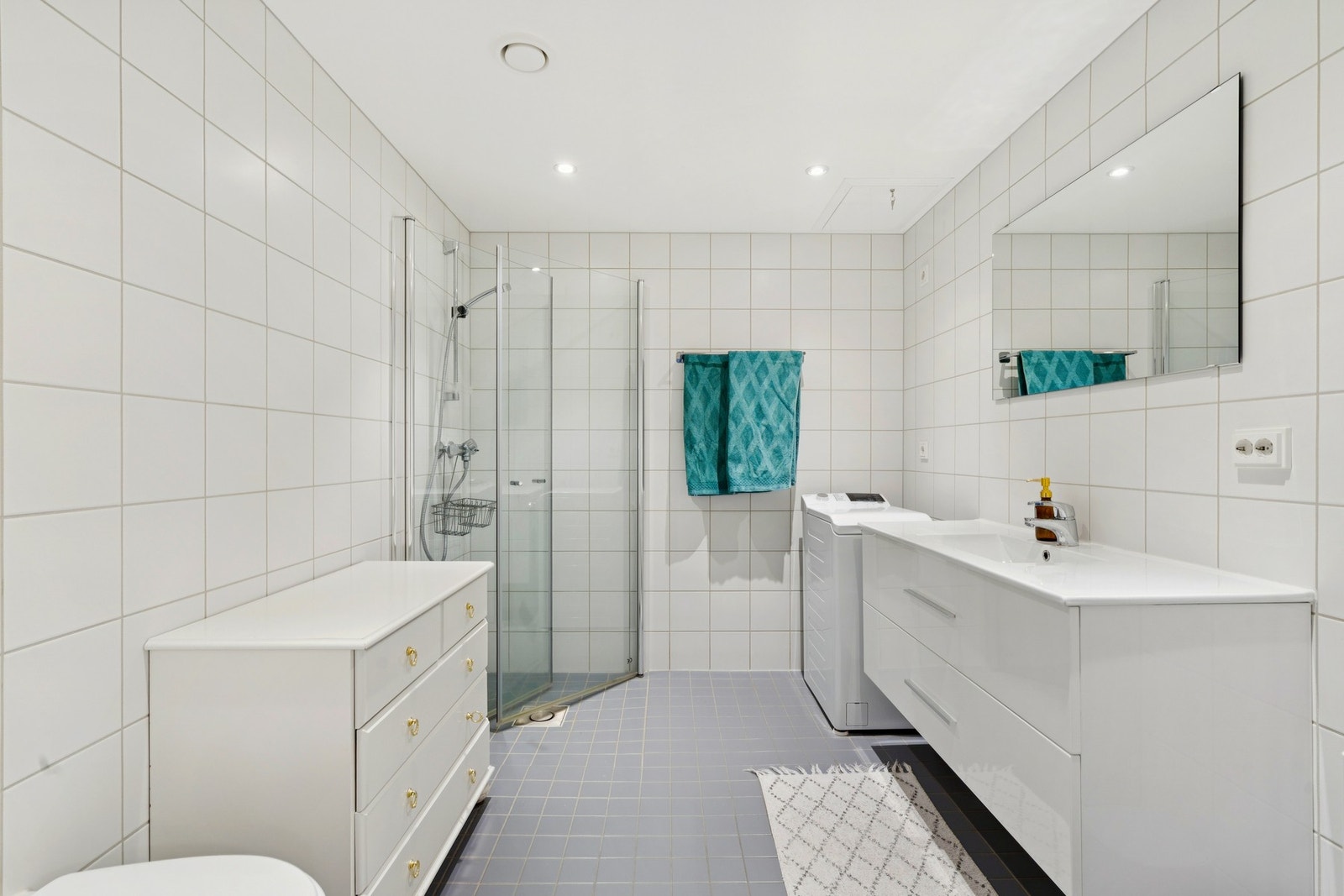 Her er det elektriske varmekabler i gulvet, dusjvegger i herdet glass og opplegg for vaskemaskin. Galleribilde