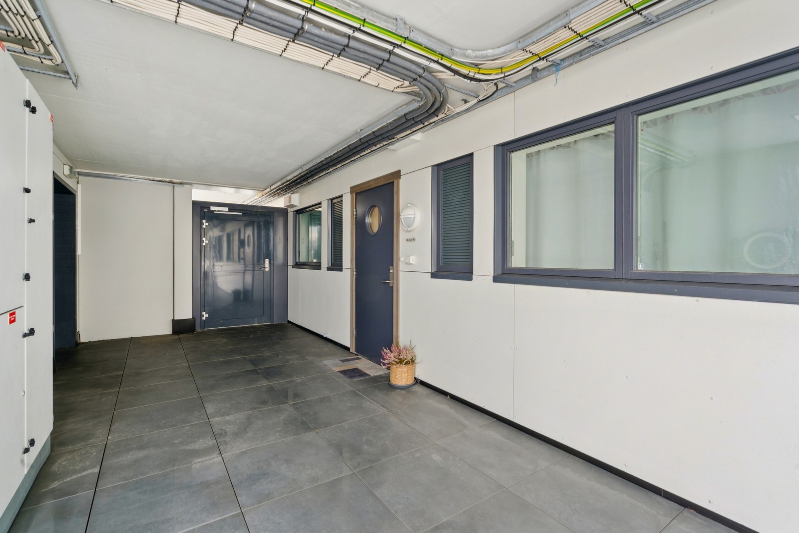 Leiligheten har adkomst via en overbygget og flislagt svalgang. Galleribilde