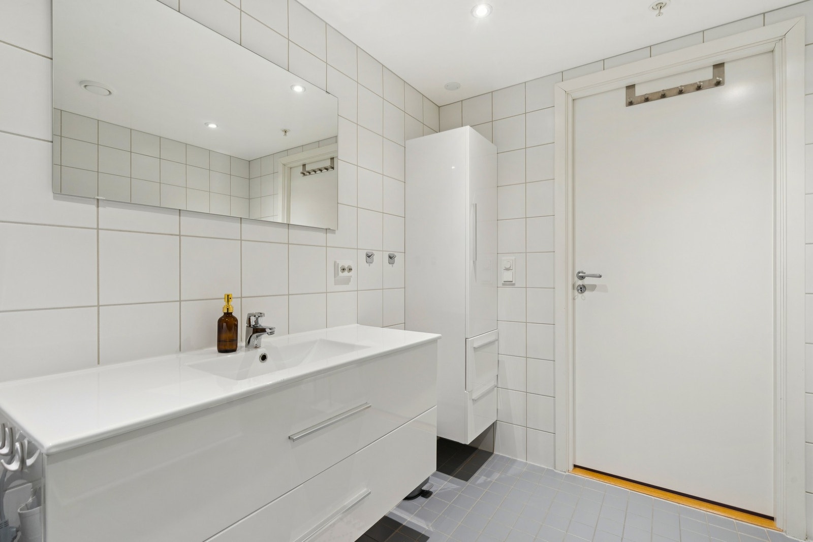 Badet er en moderne baderomskabin med flislagte overflater og innredning med nedfelt servant. Galleribilde