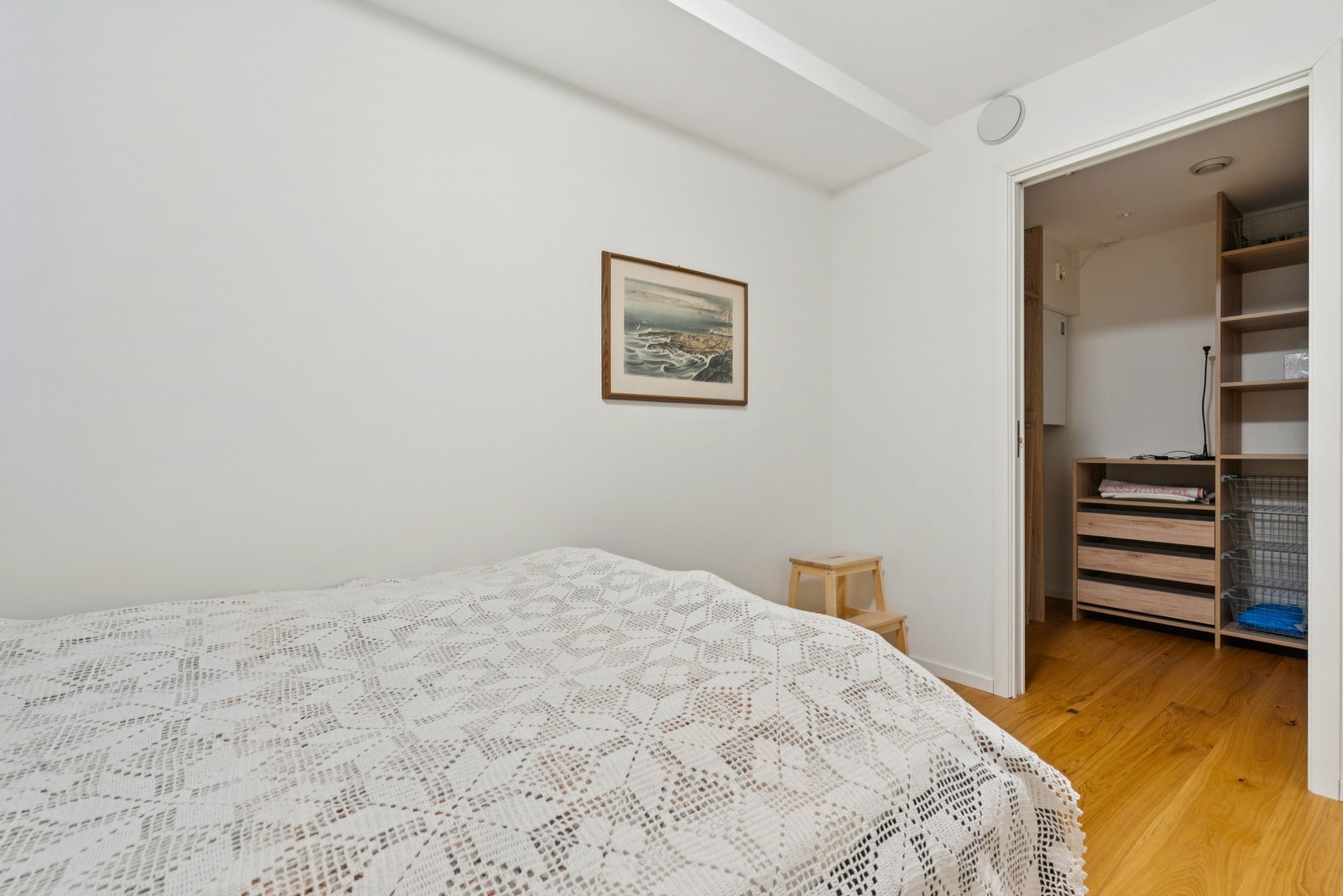 Her er det direkte tilgang til et praktisk walk-in closet/bod for oppbevaring. Galleribilde