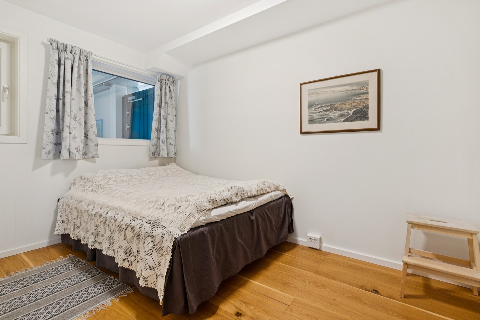 Leilighetens andre soverom egner seg godt som barnerom, gjesterom eller kontor. Galleribilde