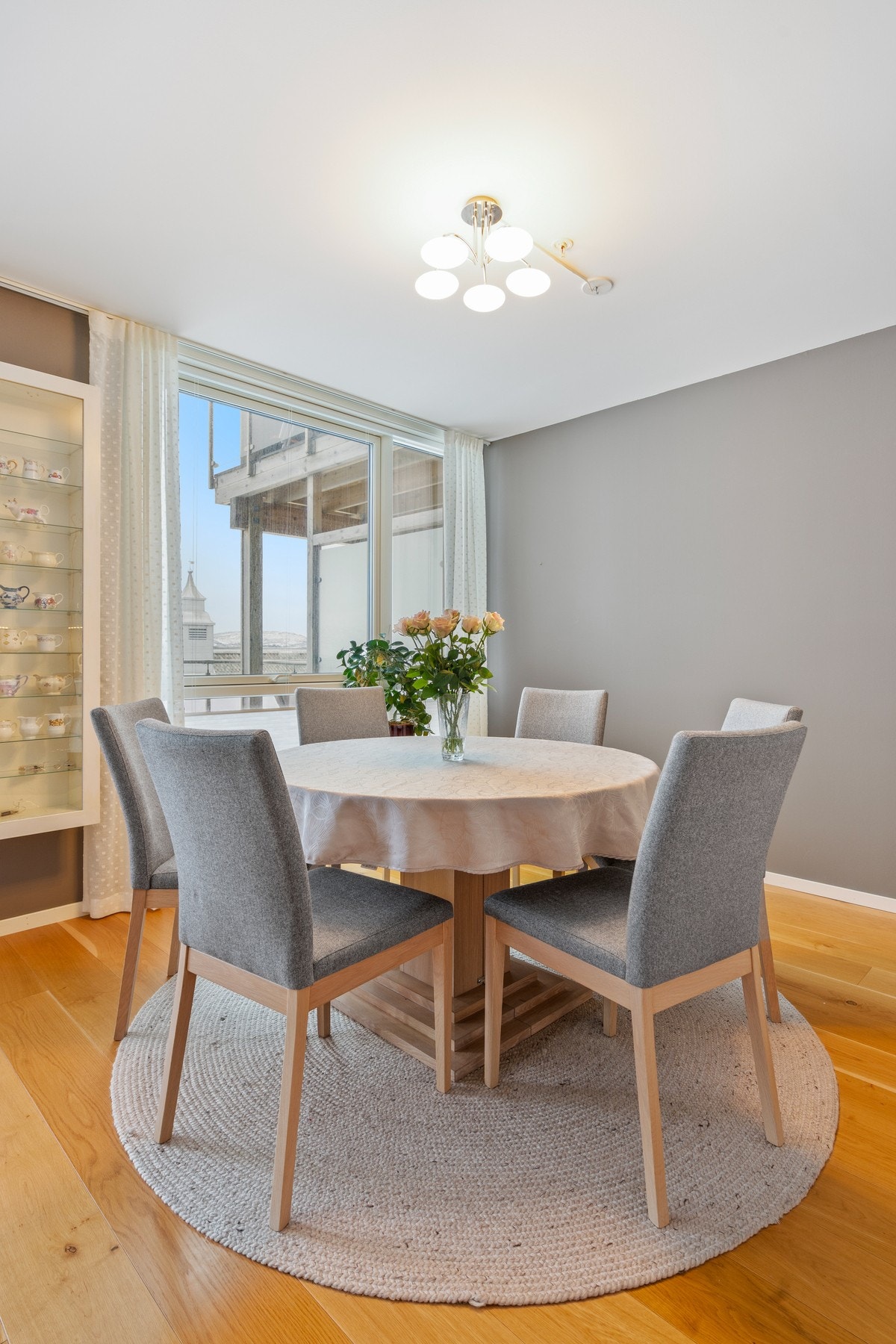 Gjennomgående parkett på gulvet binder sammen stue, spisestue og kjøkken på en helhetlig måte. Galleribilde