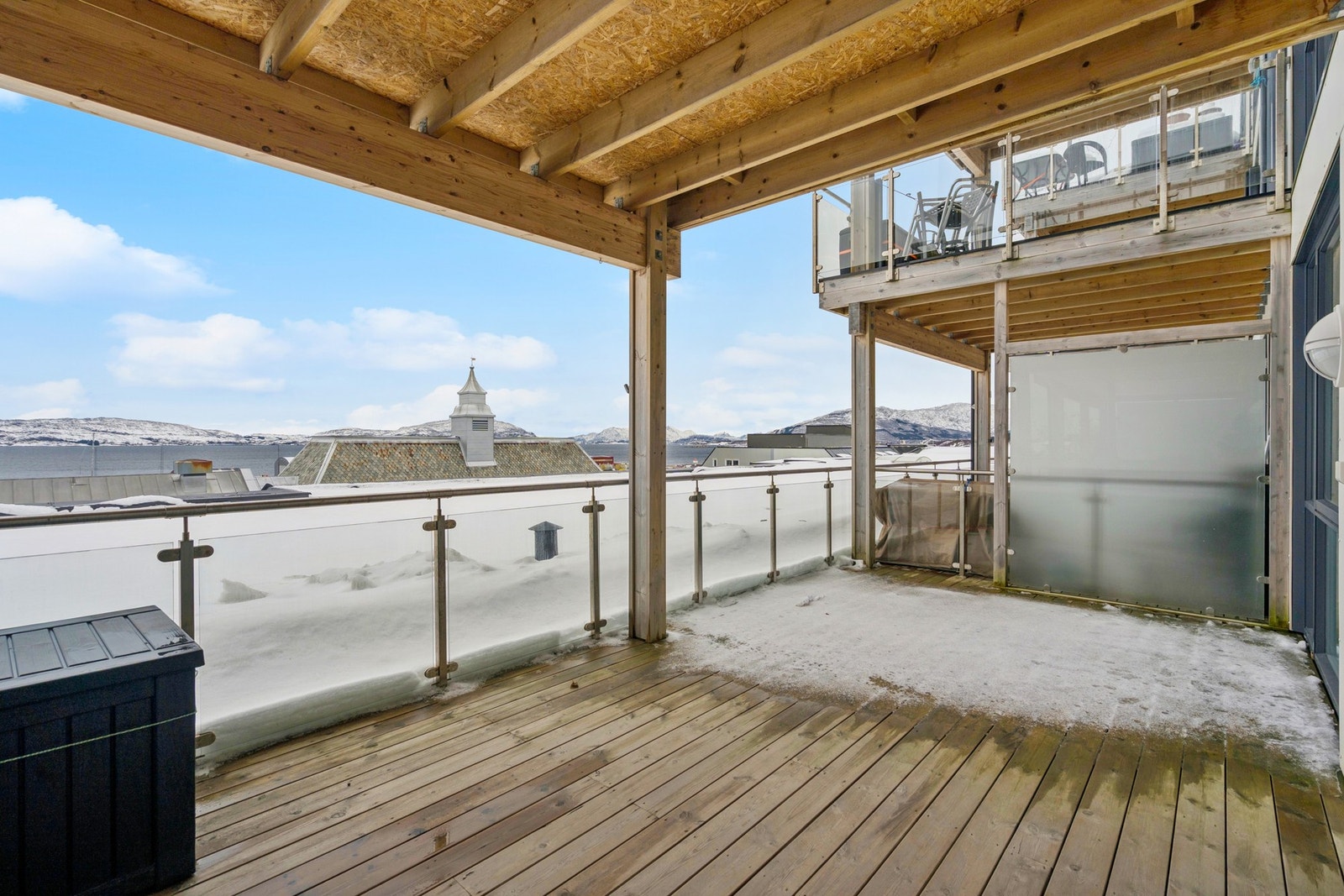 Takterrassen har glassrekkverk som ivaretar utsikten mot sentrum og sjøen. Galleribilde