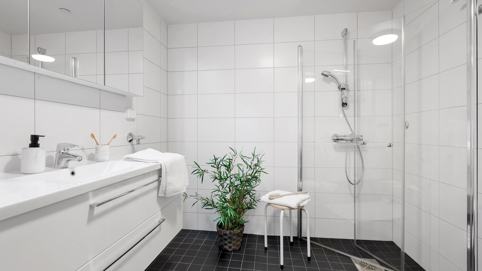 Lekkert, komplett flislagt bad, med gulvvarme og moderne innredninger. Galleribilde