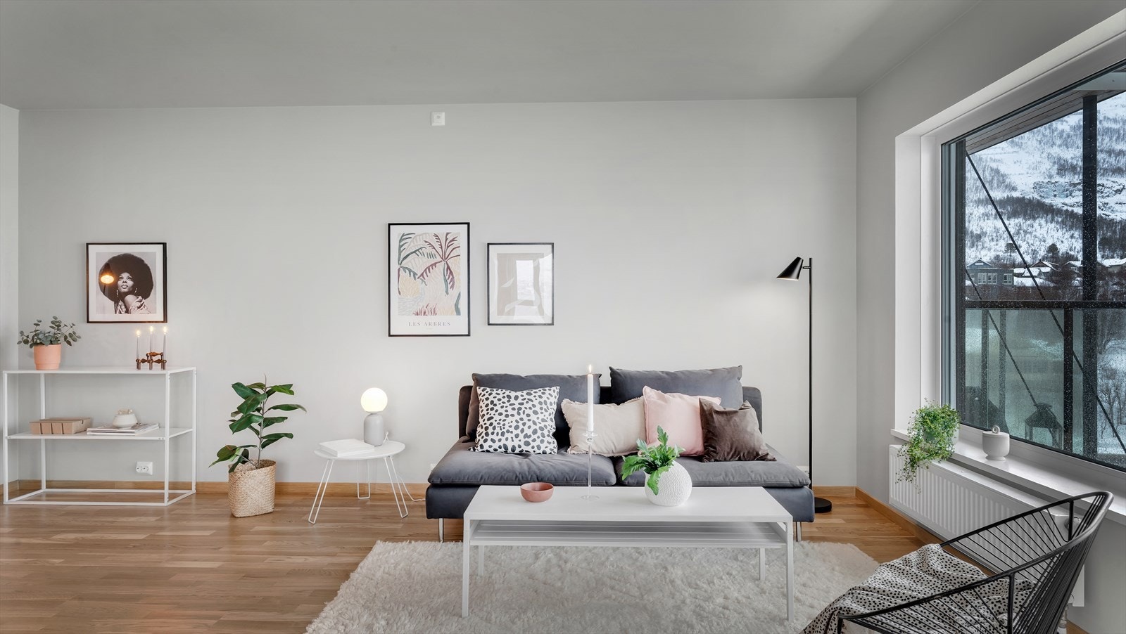 Innbydende stue med rikelig naturlig lysinnslipp fra store vindusflater, samt utgang til balkong. Galleribilde