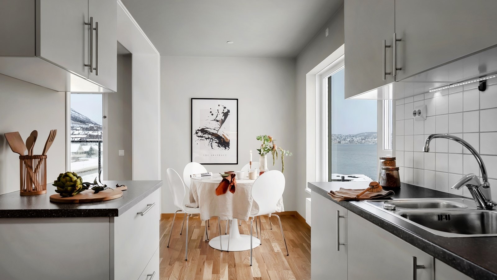 Toppmoderne standard med balansert ventilasjon, vannbåren varme, glatte overflater, flott parkettgulv og god takhøyde. Galleribilde