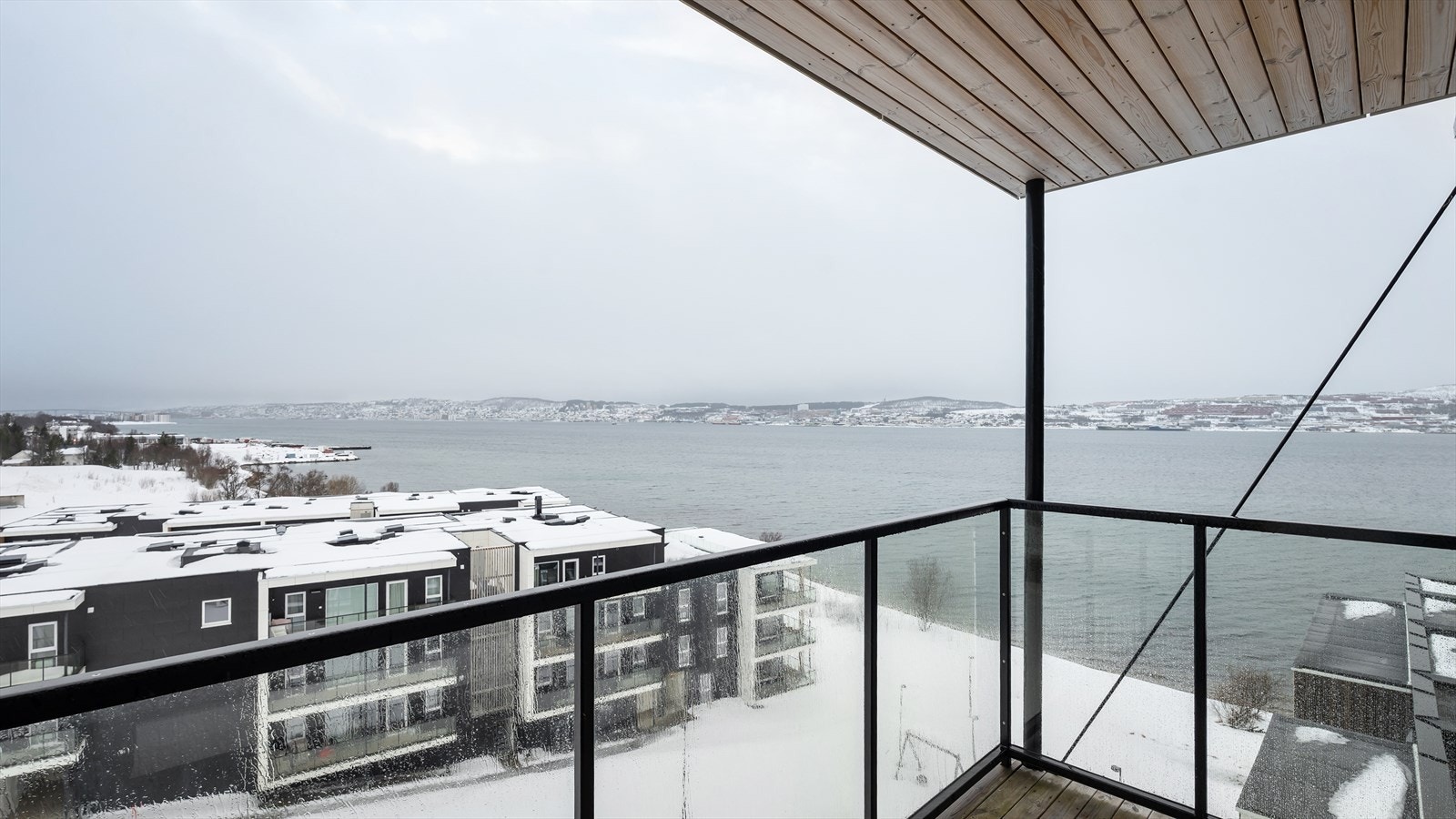 Utgang fra stue til flott sørvest-vendt balkong med sol fra morgen til kveld om sommeren, og nydelig utsikt. Galleribilde