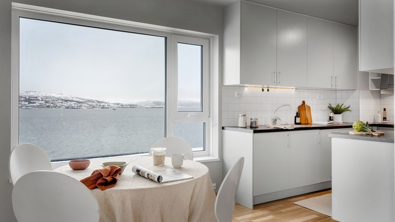 Store vindusflater fyller også kjøkkenet med naturlig lys, og skaper en hyggelig stemning. Galleribilde