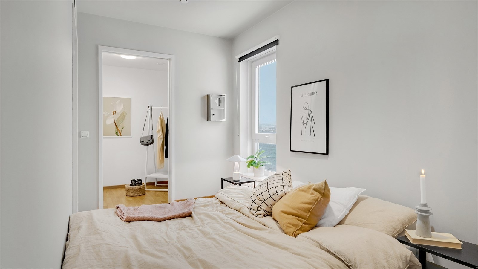 Inngang fra soverom til meget praktisk bod. Galleribilde