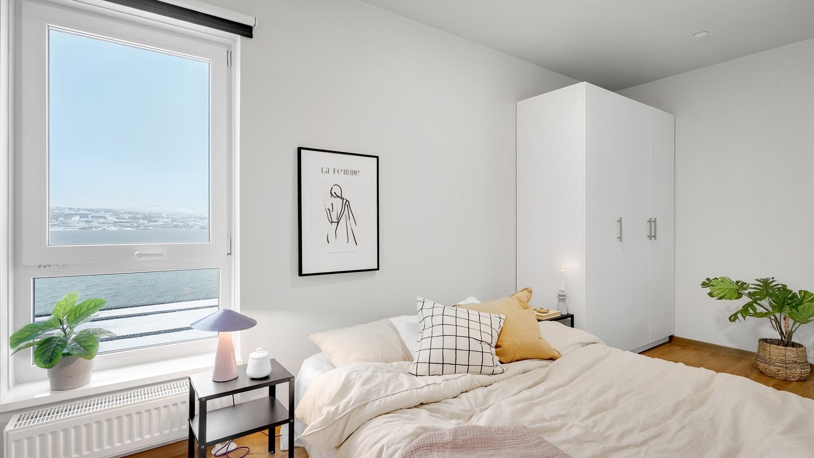 Soverom 1 - Romslig, med god plass til stor seng og garderobeskap. Galleribilde