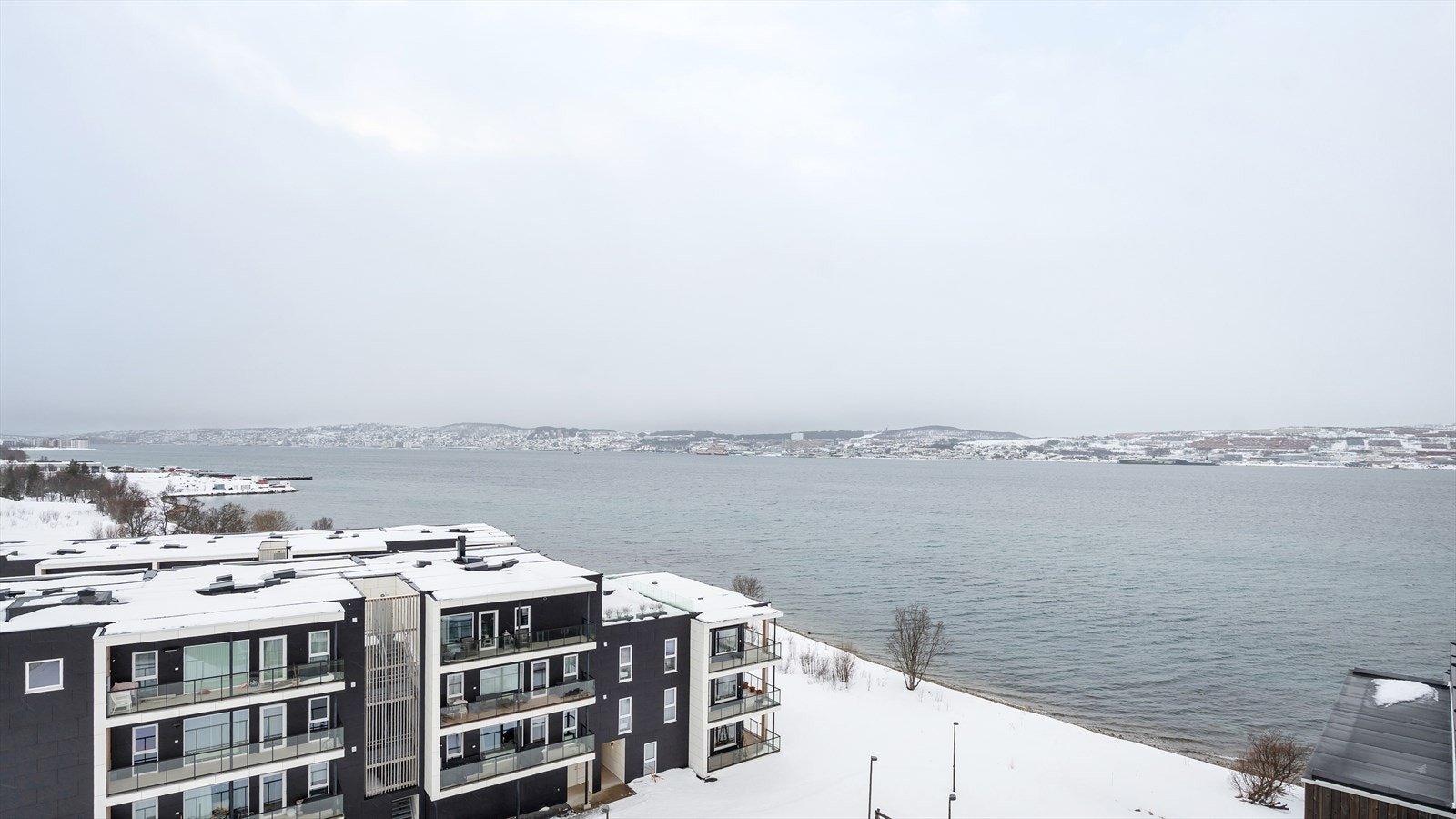 Utsikt mot sørvest - selv på en gråværsdag er den maritime utsikten fantastisk. Galleribilde