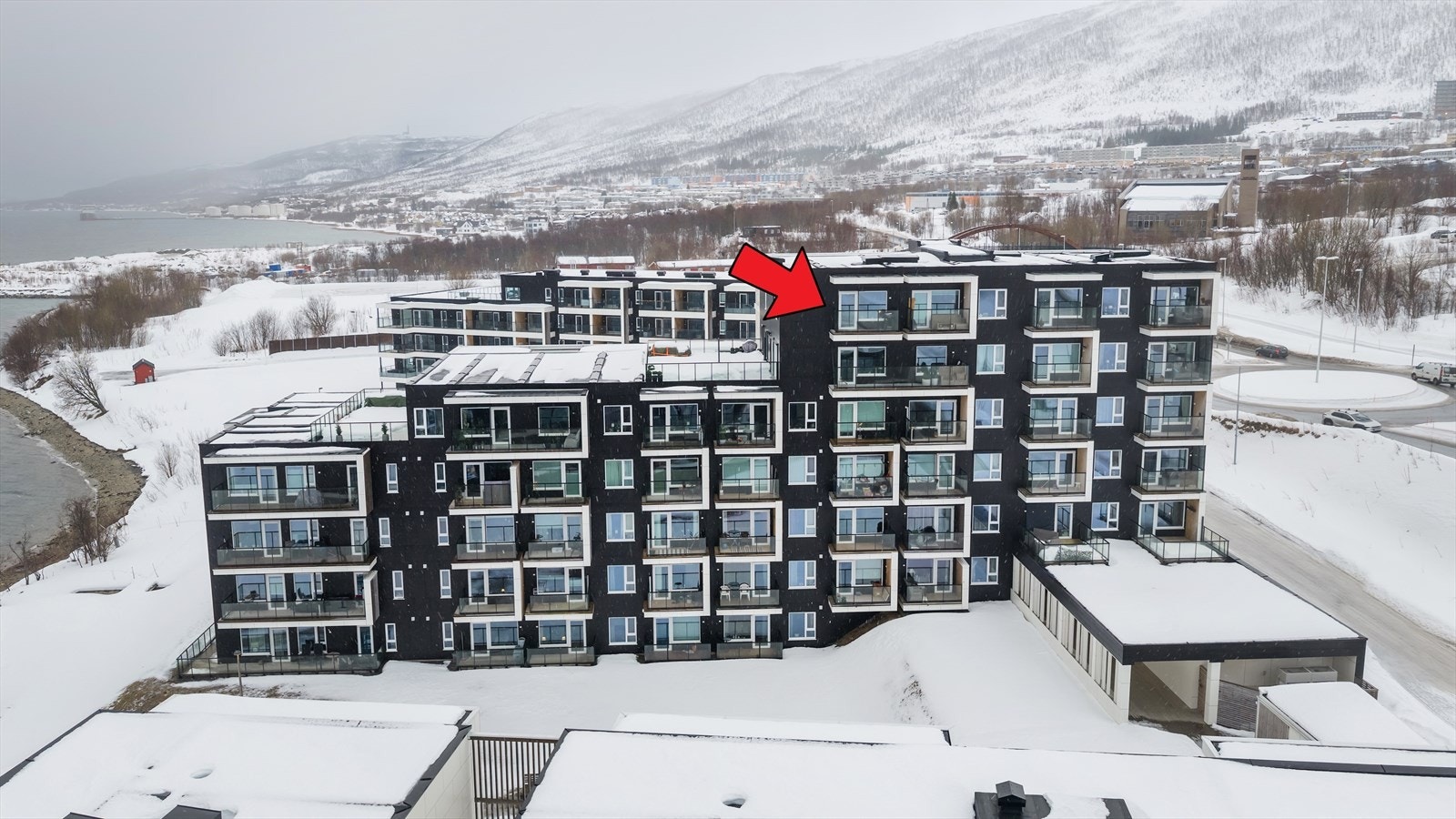 Leiligheten har meget god intern beliggenhet i toppetasjen. Heis som tar deg mellom etasjene. Galleribilde