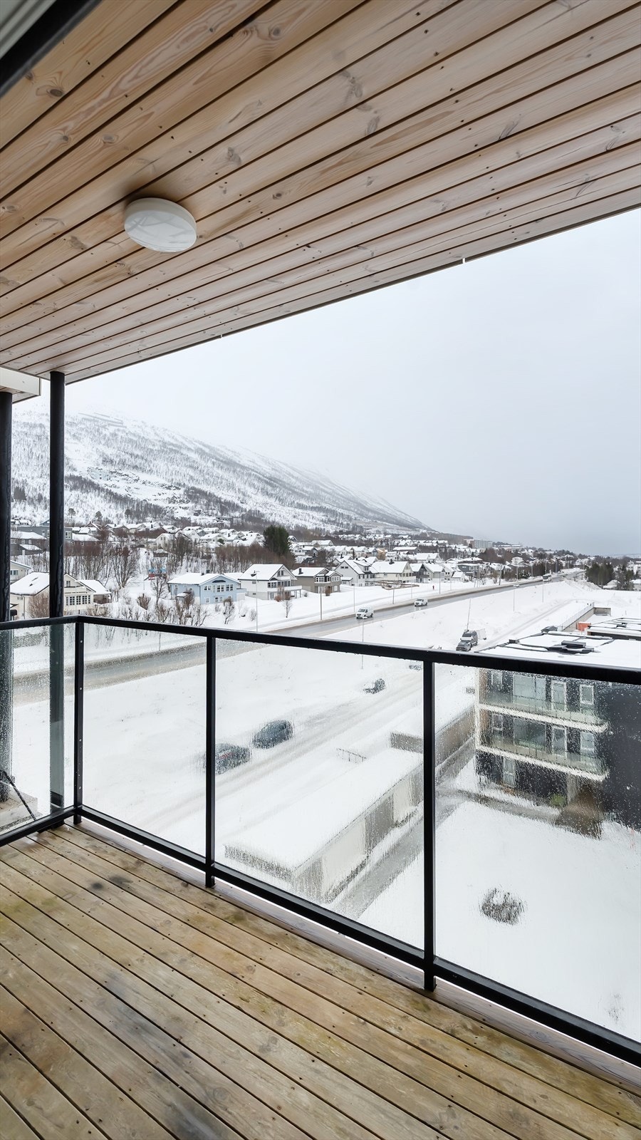 Her har du god plass til ønsket utemøblement hvor du kan nyte sommerdagen i solveggen! Galleribilde