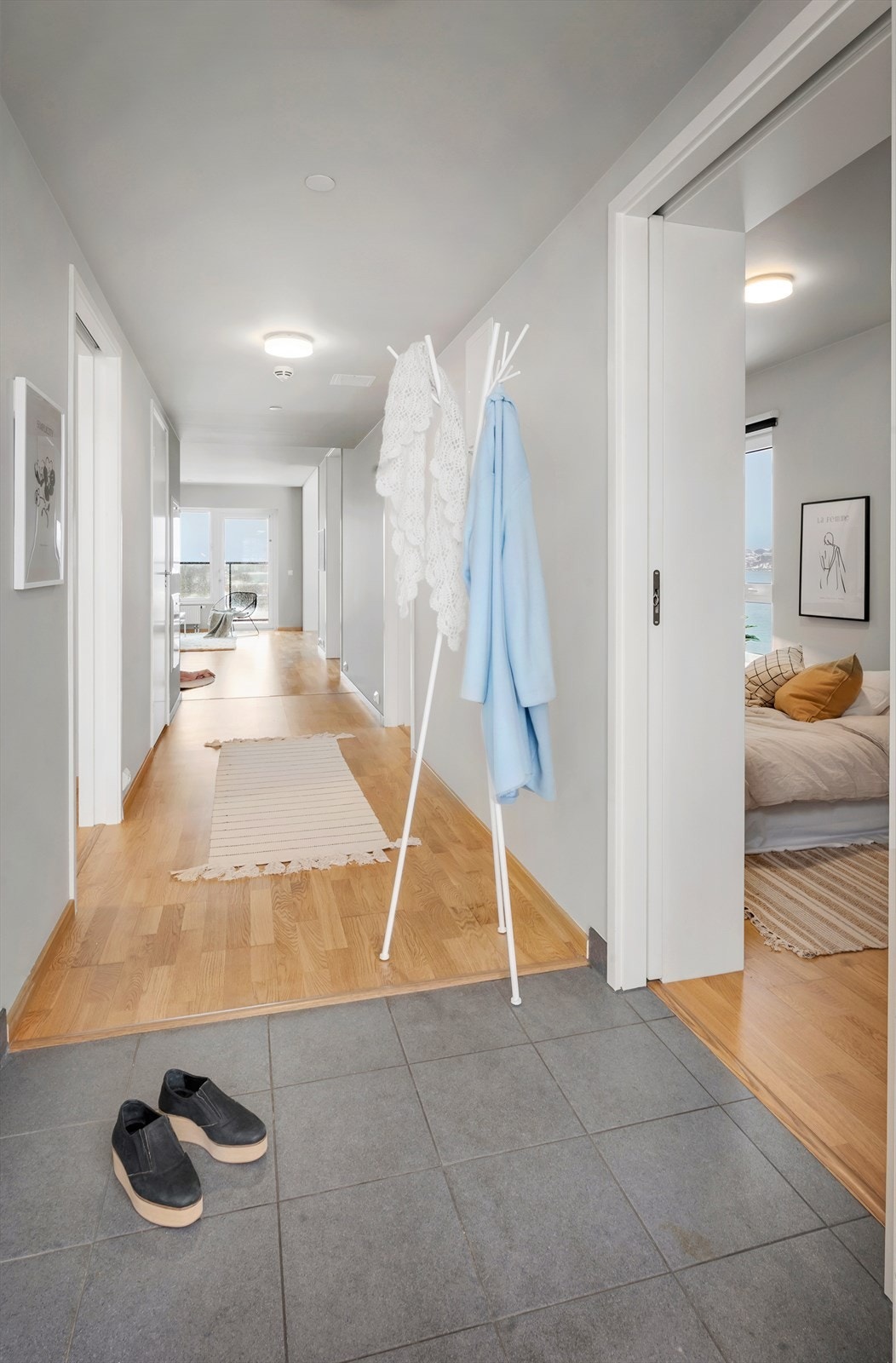 Velkommen inn! Innbydende entré med flislagt gulv med gulvvarme. Galleribilde