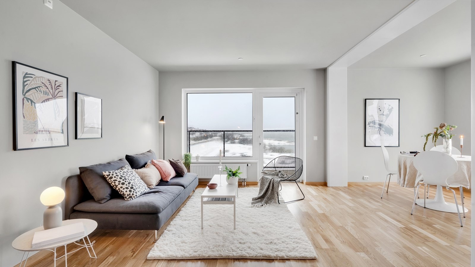 En lekker og moderne 3-roms selveier i toppetasje med garasje, heis og sørvendt balkong med nydelig utsikt og optimale solforhold! Galleribilde