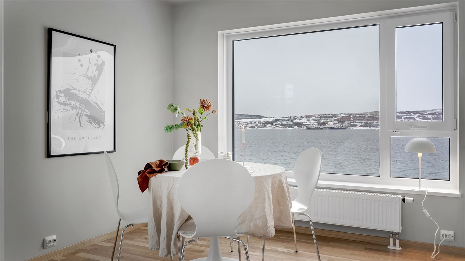 Fantastisk utsikt fra spisestuen, med uavbrutt utsikt over sundet til Tromsøya. Galleribilde