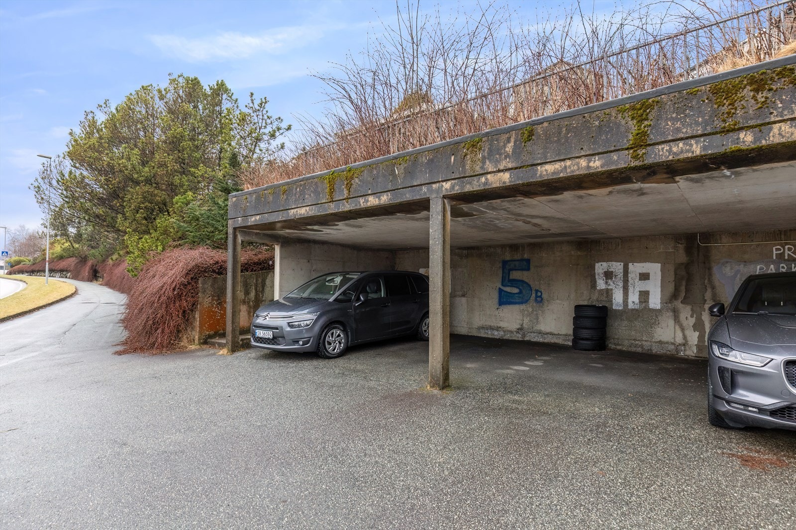 Carport i fellesanlegg Galleribilde