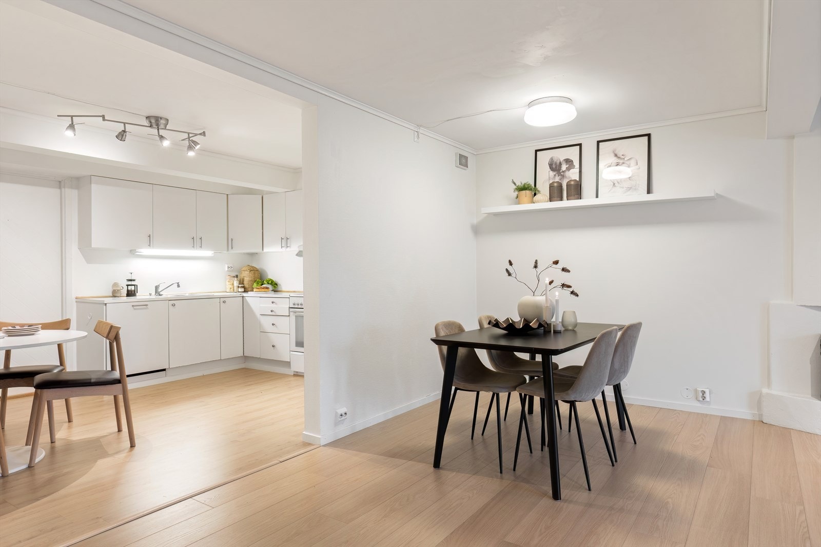 Allrommet har god størrelse, og gir god plass til flere møbleringsmuligheter. Galleribilde