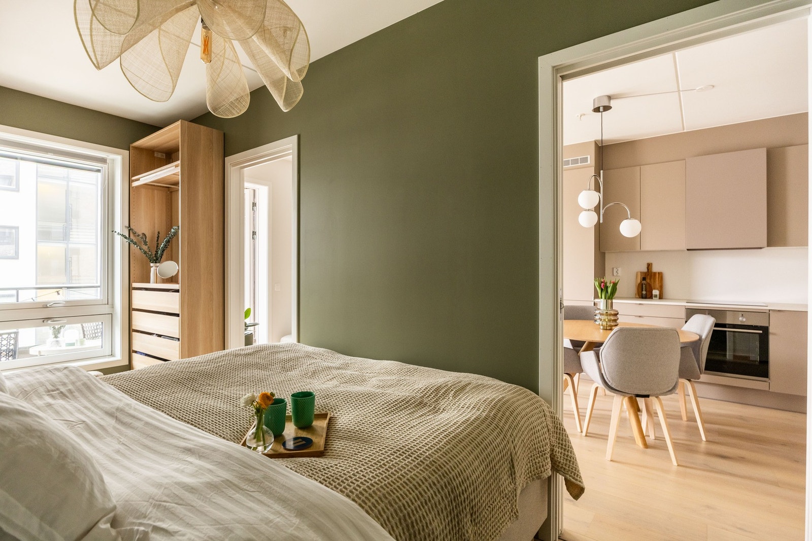 Leilighetens soverom er av god størrelse med plass til stor dobbelseng. Galleribilde