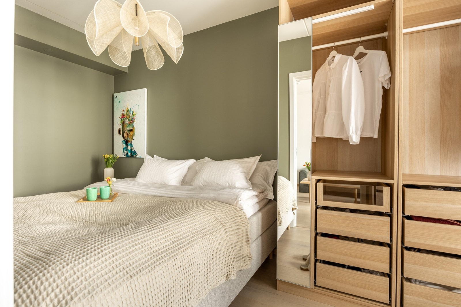 Innredet med stor garderobeløsning. Galleribilde