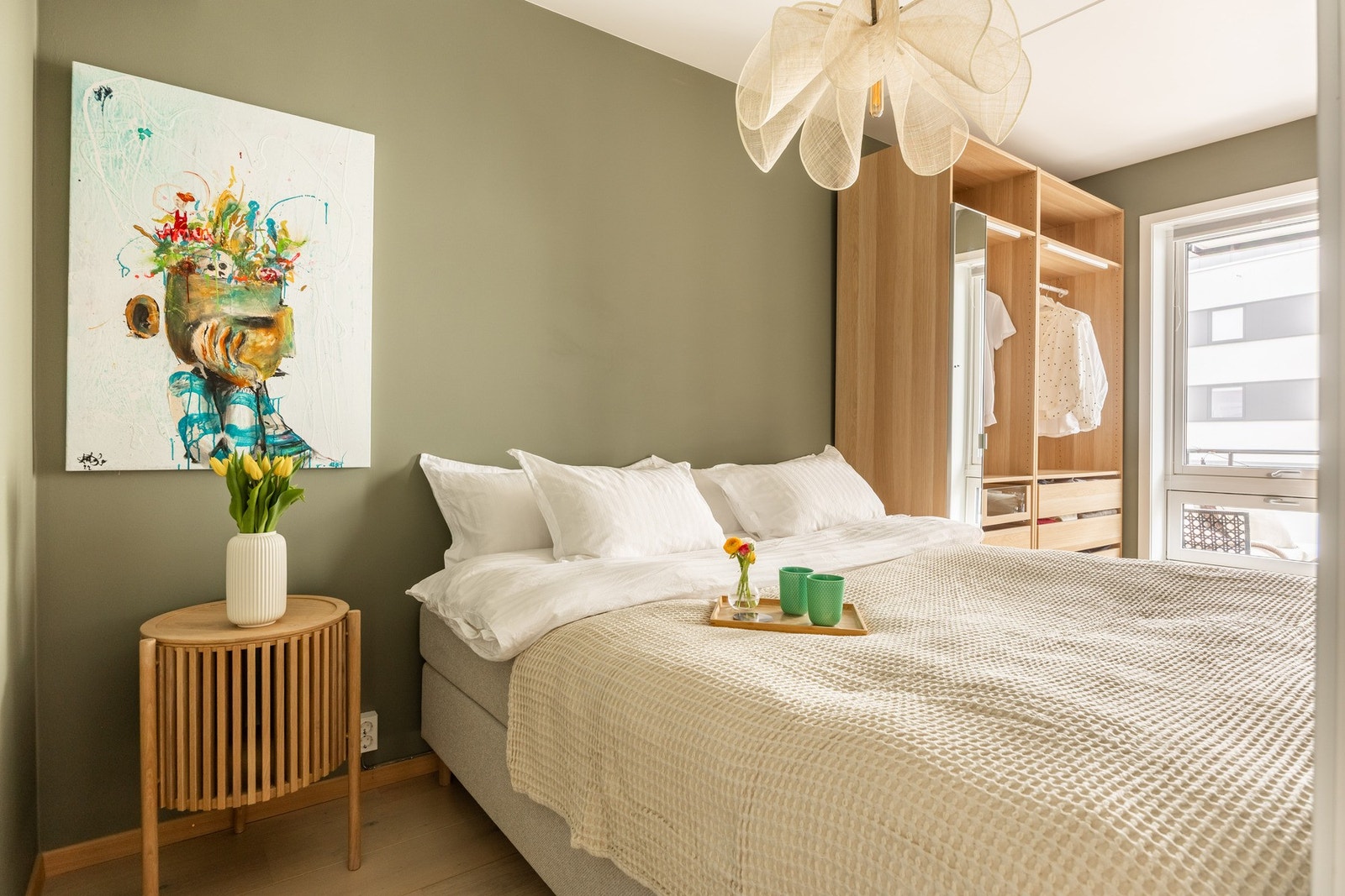 Malt i en behagelig grønntone som skaper en lun atmosfære. Galleribilde