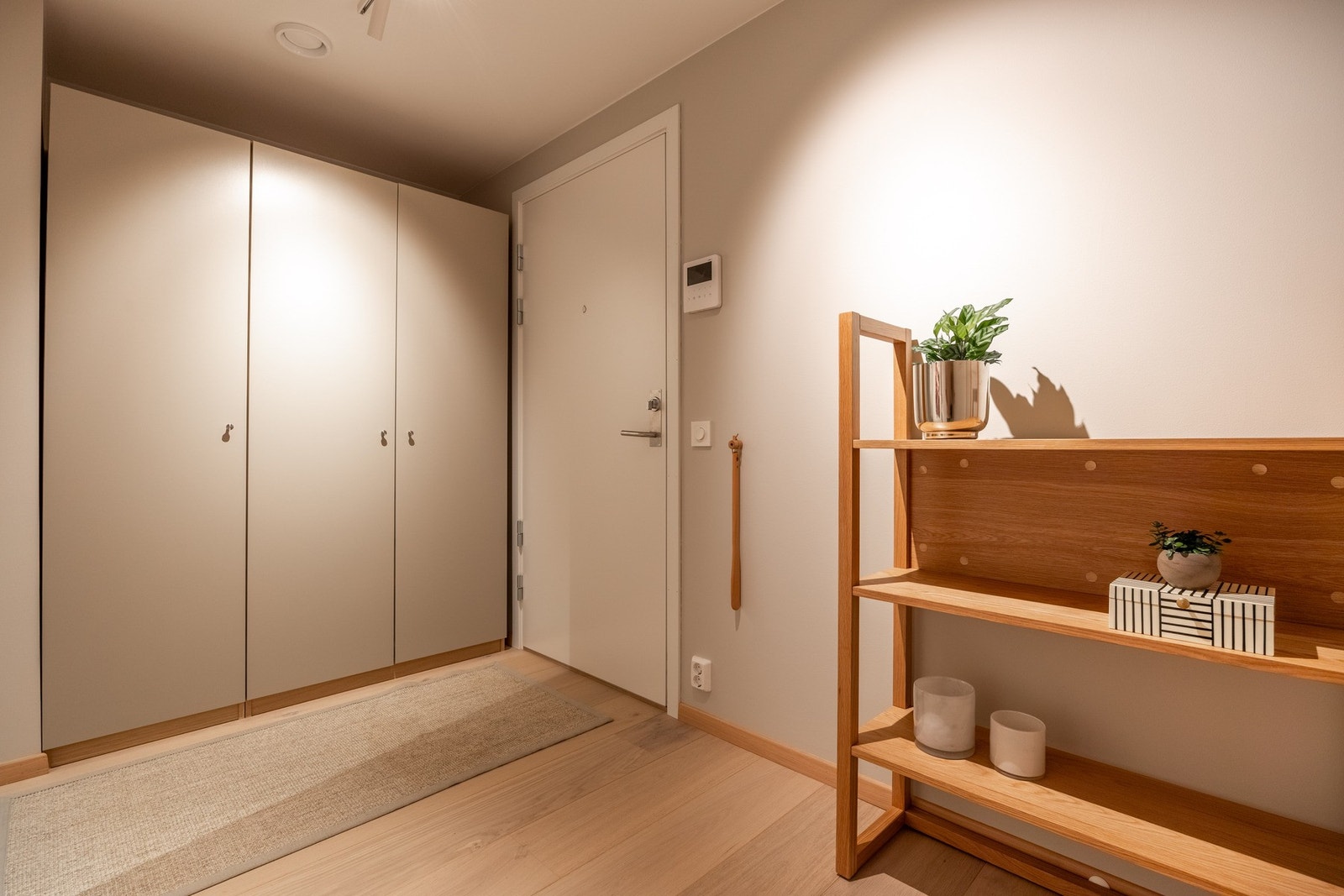 Innredet med stor garderobeløsning. Galleribilde