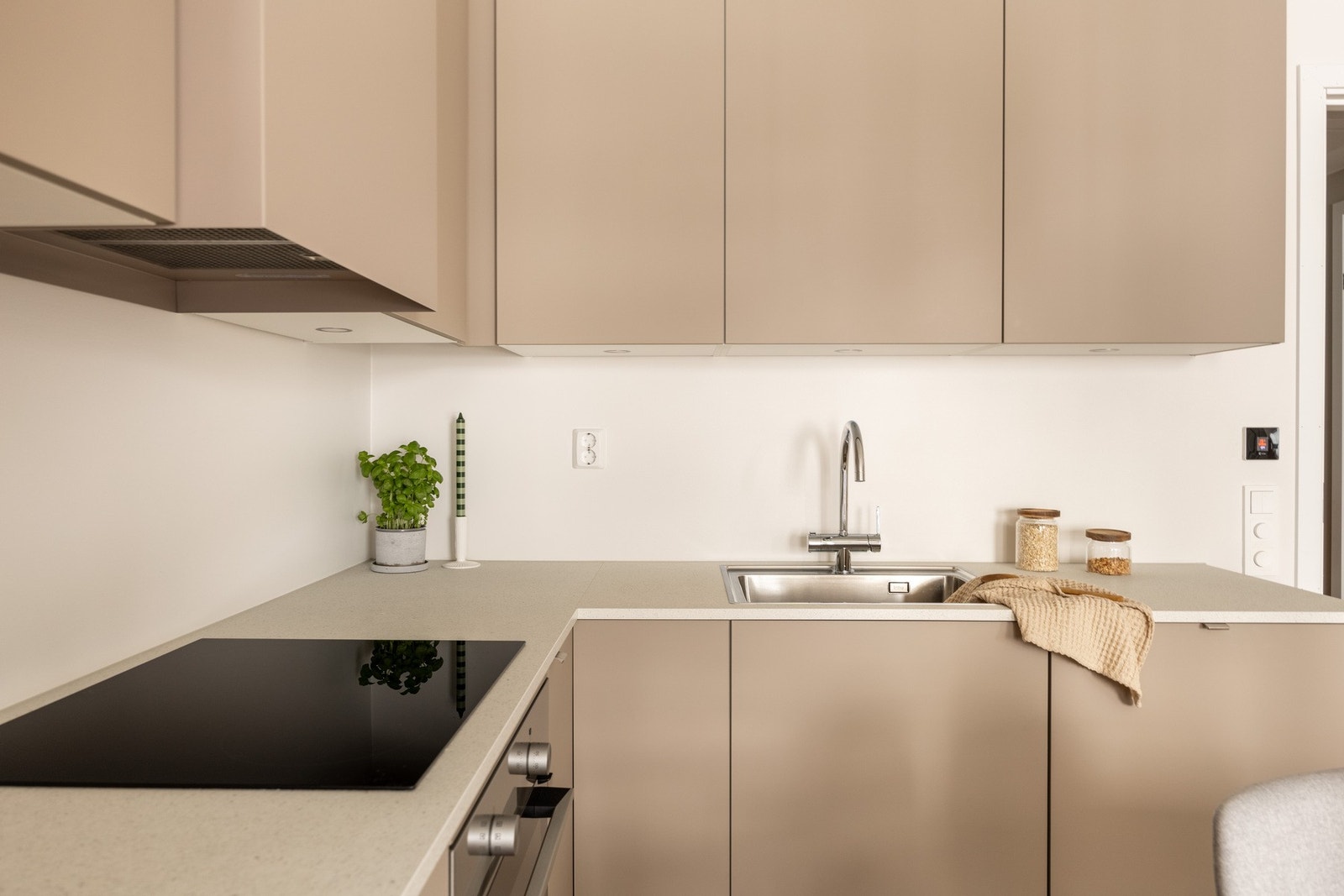 Benkeskapsbelysning og stikkontakter over kjøkkenbenk. Galleribilde