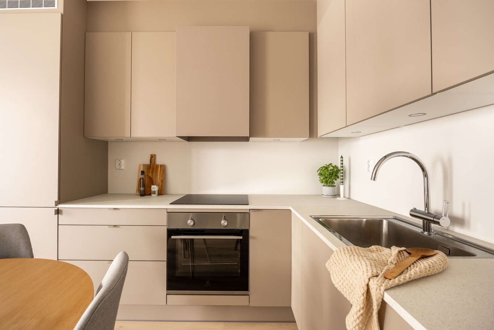 Moderne kjøkkeninnredning fra byggeåret 2024 med glatte lyse fronter. Galleribilde