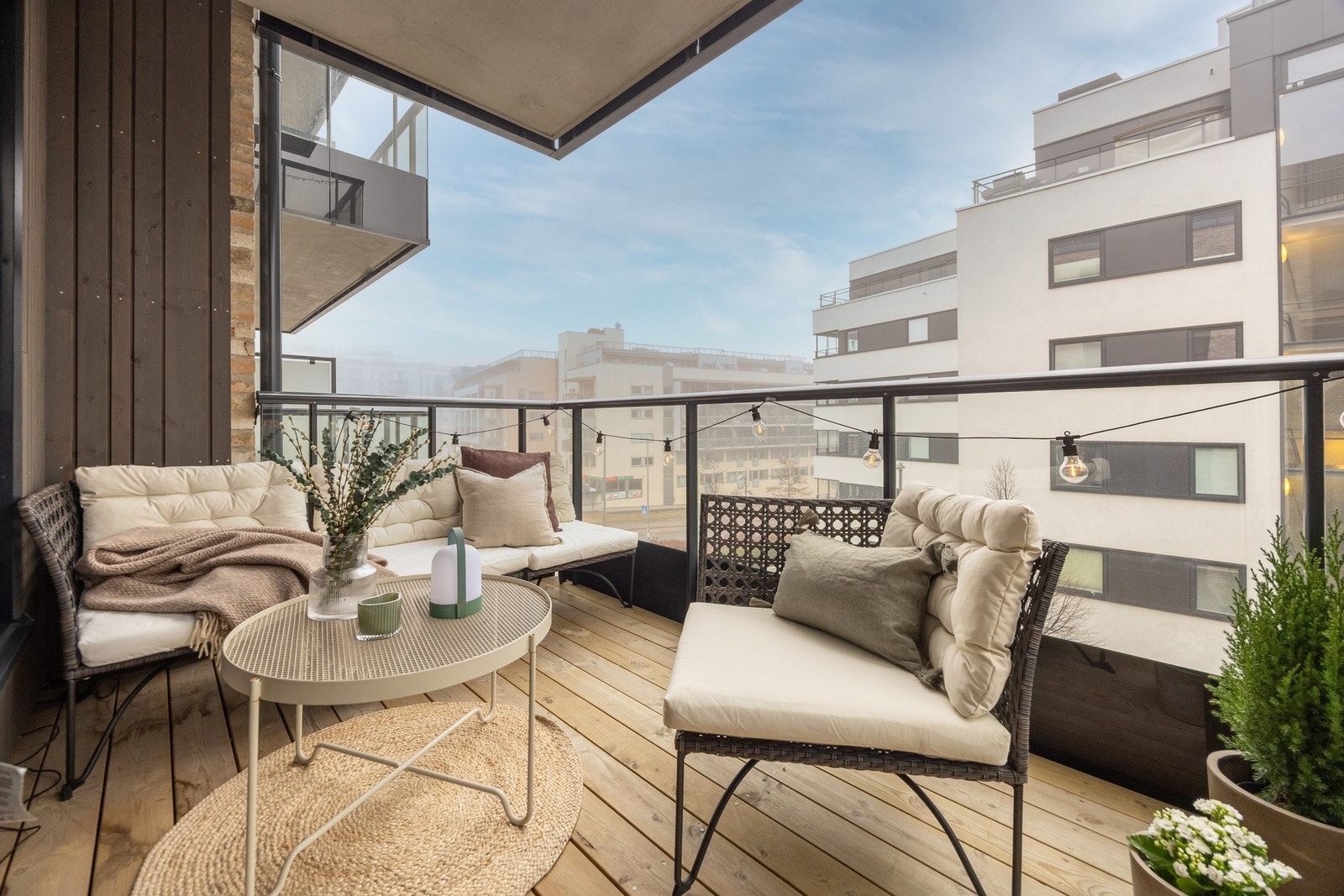 Utgang fra stue til hyggelig solrik balkong på 6 kvm. Galleribilde