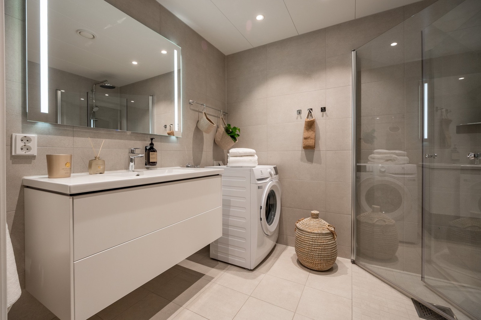 Praktisk og lunt baderom fra byggeåret 2024 med flislagt gulv med gulvvarme. Galleribilde