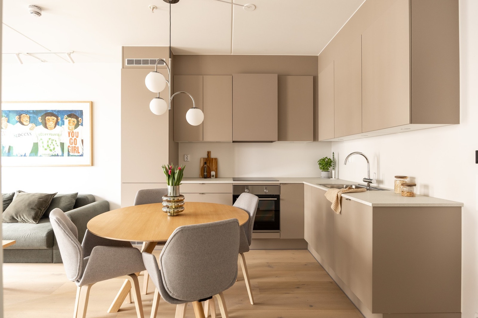 Sosialt og luftig kjøkken med praktiske løsninger samt godt med både skap- og benkeplass. Galleribilde