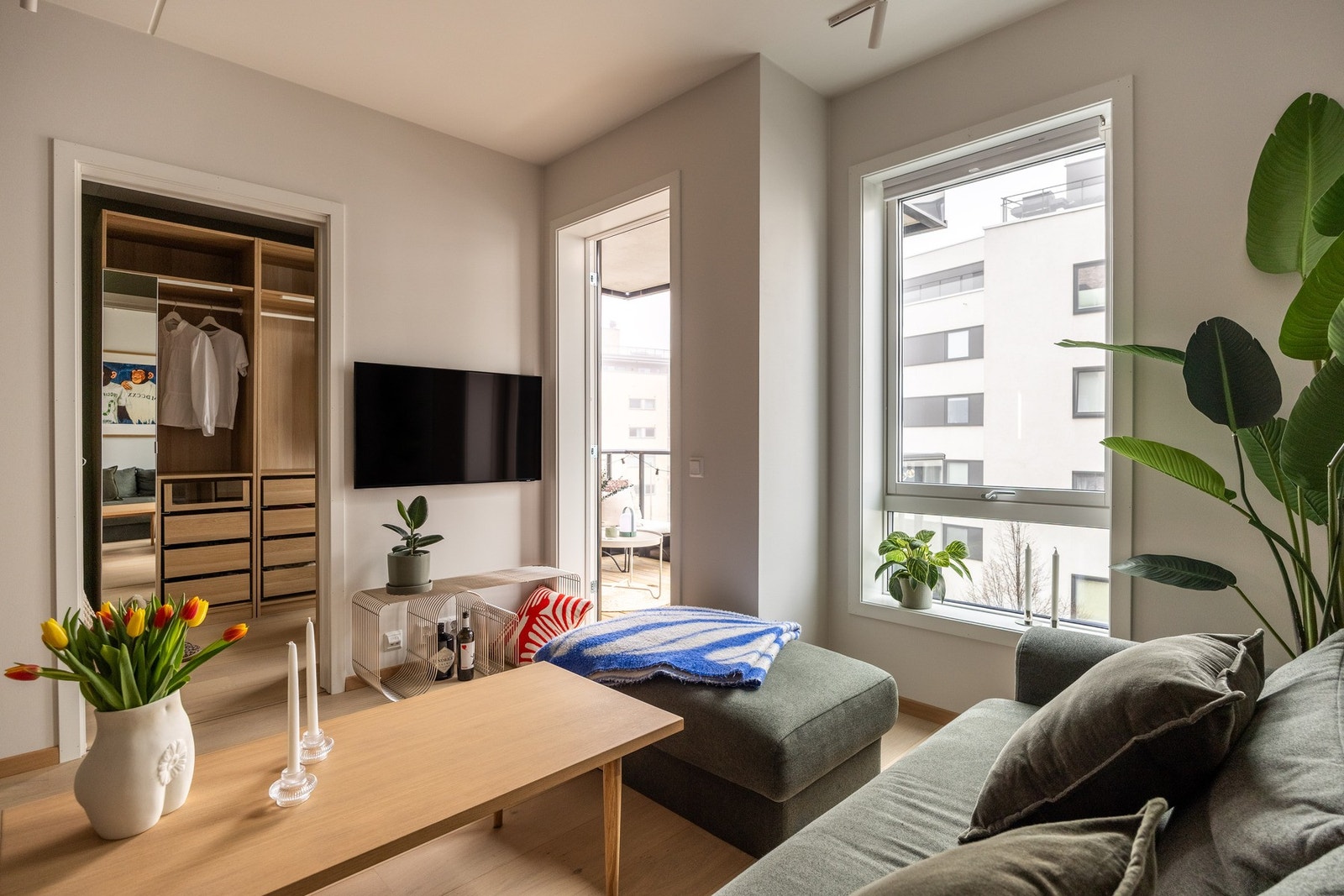 Leiligheten har store vindusflater som slipper inn mye naturlig lys. Galleribilde