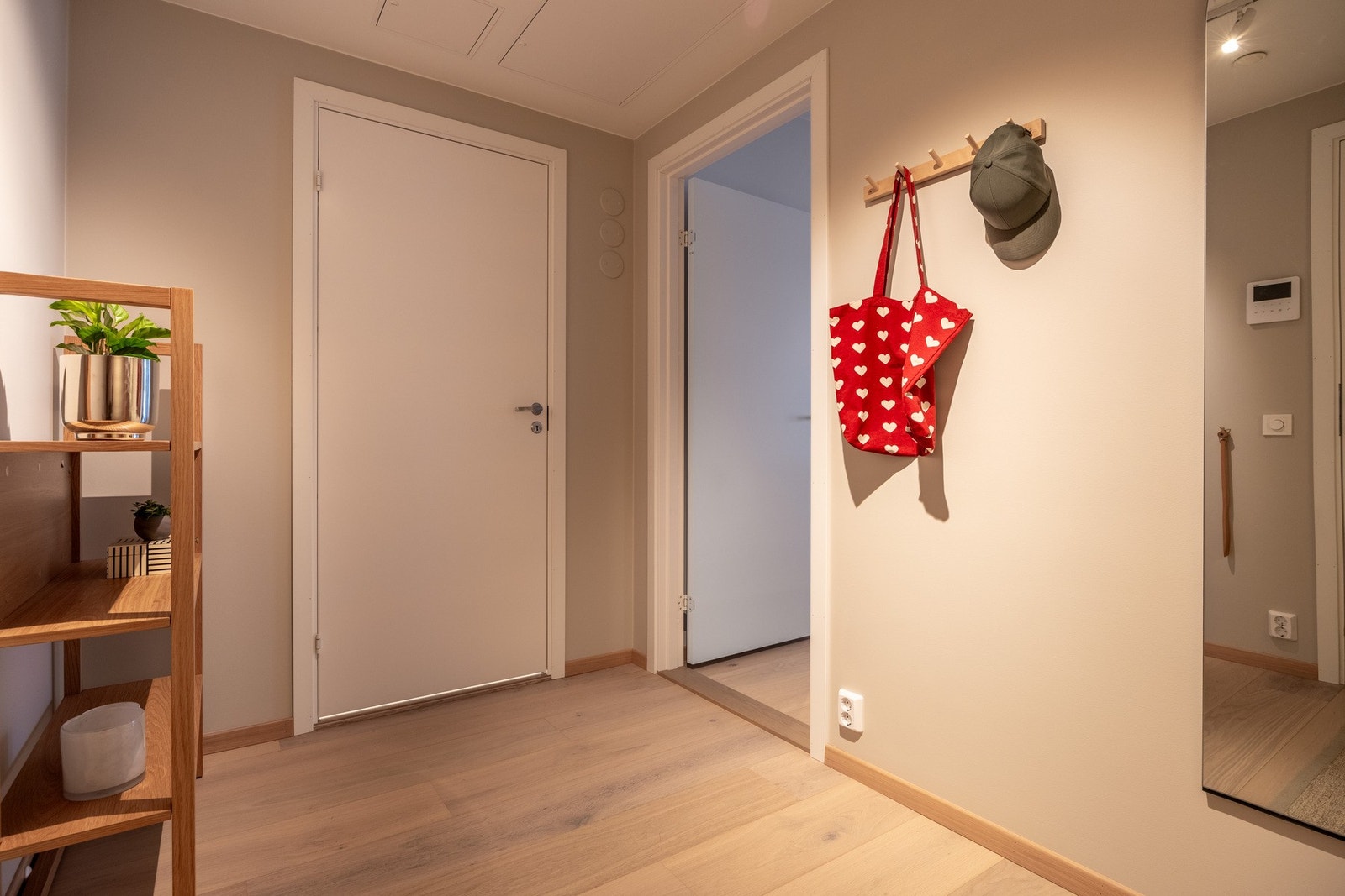 Romslig entré med plass til ønskelige møblementer. Galleribilde