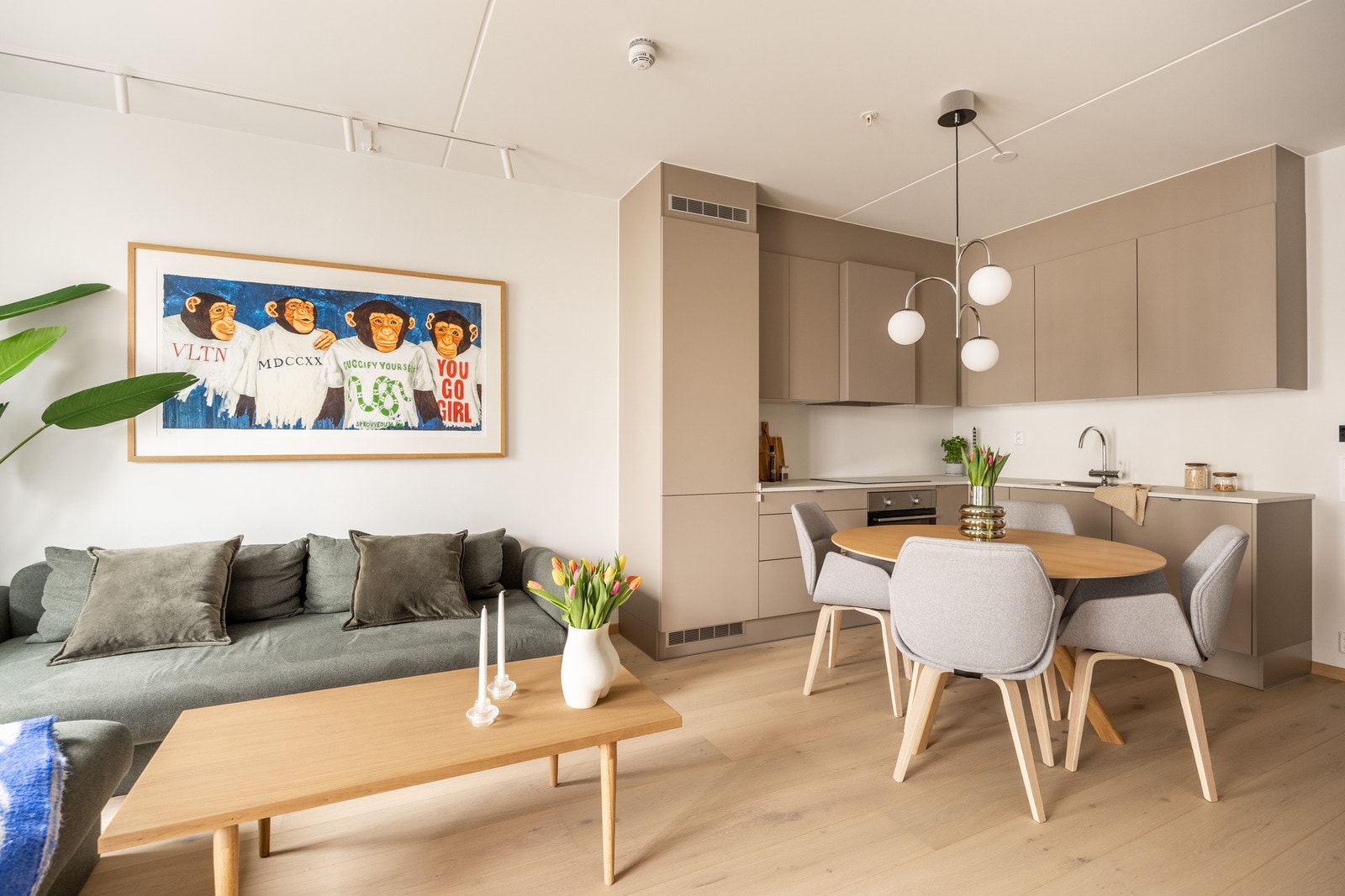 Stuen kan enkelt innredes med både sofa- og spiseseksjon. Galleribilde