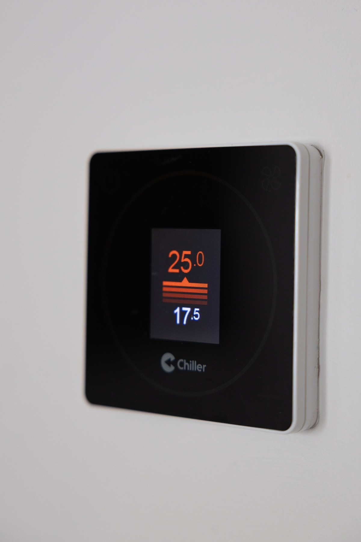 Leiligheten har oppvarming via vannbåren viftekonventor. Galleribilde