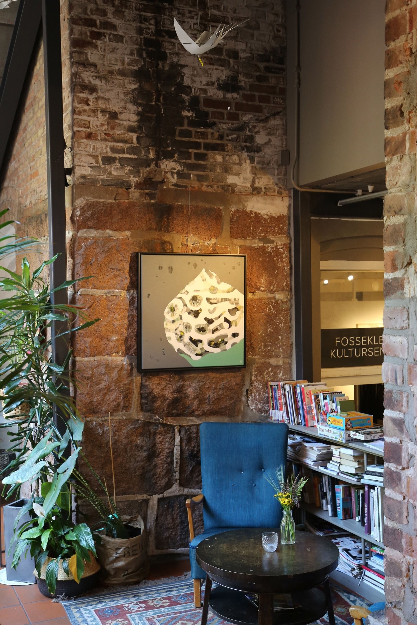Det er mange koselige kroker i kultursenterets kafé der man kan nyte en kopp kaffe og et kakestykke. Galleribilde