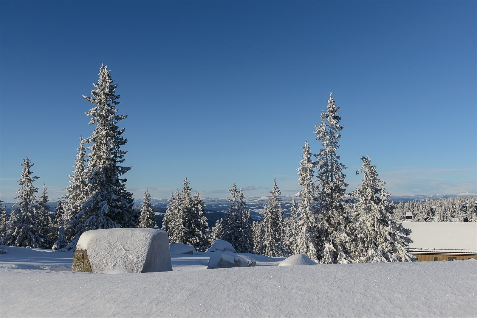 Utsikt fra hyttefeltet i retning Gudbrandsdalen og mot Jotunheimen. Galleribilde