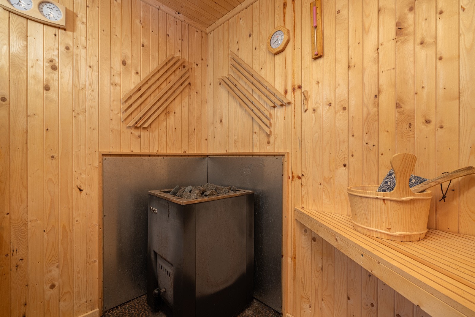 Etter en lang tur i løypene er det ingenting bedre for kroppen enn å la kroppen hvile i badstuen, med rom for flere, med en praktisk vedfyrt badstueovn. Galleribilde