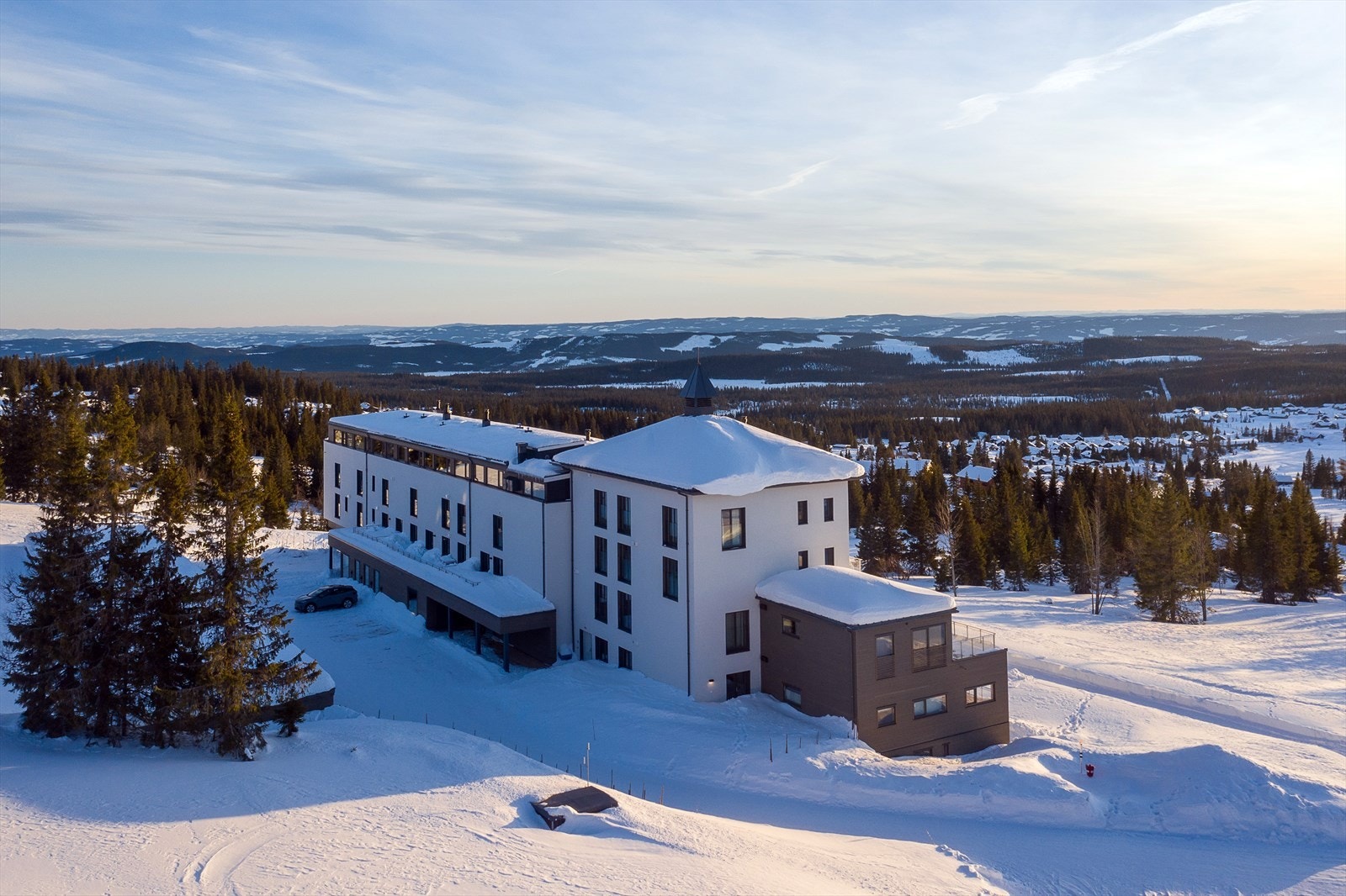 Leiligheten er en del av sameiet Nevra. Her er det meget vel tilrettelagt for en enkel i tilværelse når du er på fjellet. Moderne og elegant. Eget treningssenter, felles smørebod og hyggelige fellesarealer. Galleribilde