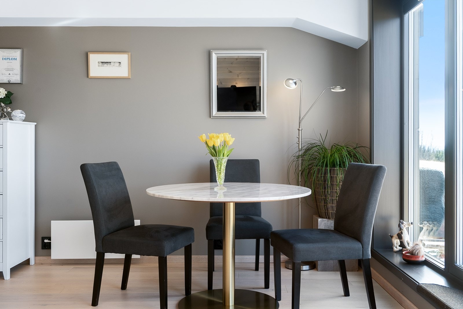 Hyggelig spiseplass foran vinduet. Galleribilde